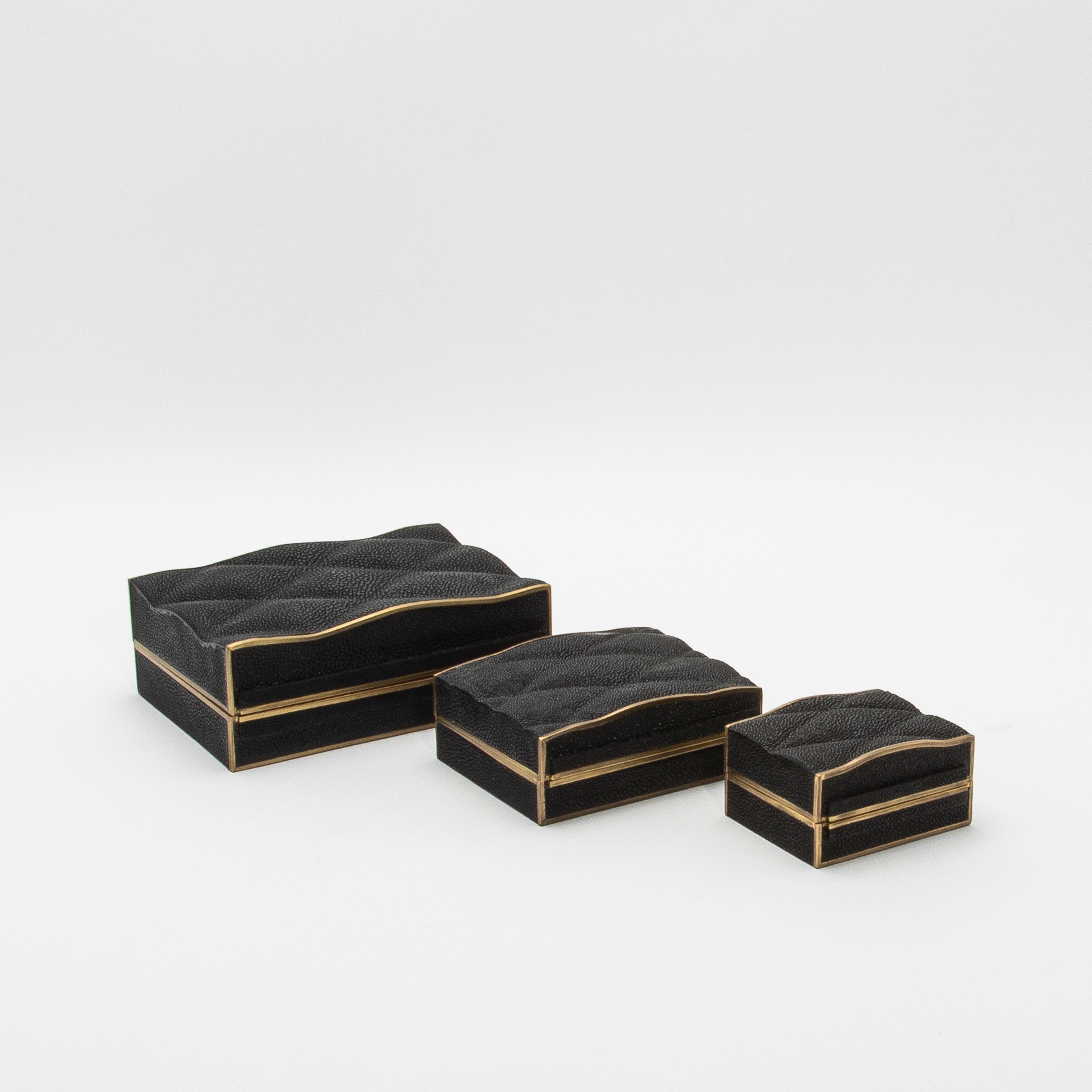 Juego de 3 cajas acolchadas de piel de zapa negra con latón patinado bronce by Kifu Paris en Nuevo estado para la venta en West Hollywood, CA