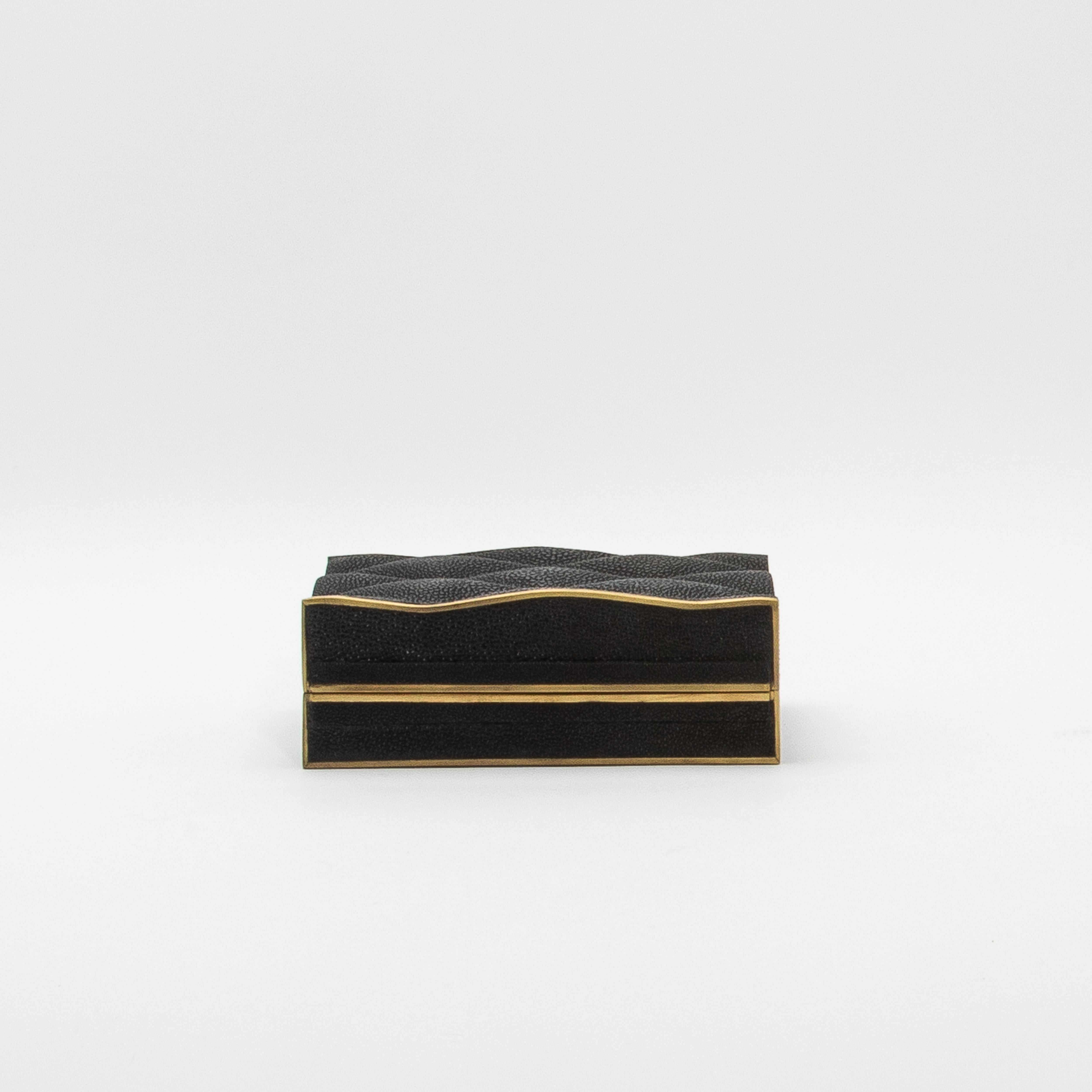 Juego de 3 cajas acolchadas de piel de zapa negra con latón patinado bronce by Kifu Paris Siglo XXI y contemporáneo en venta