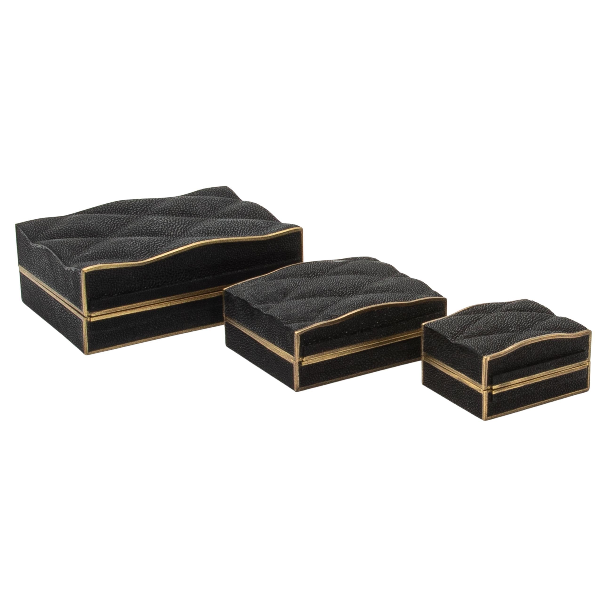 Juego de 3 cajas acolchadas de piel de zapa negra con latón patinado bronce by Kifu Paris