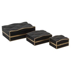 Juego de 3 cajas acolchadas de piel de zapa negra con latón patinado bronce by Kifu Paris