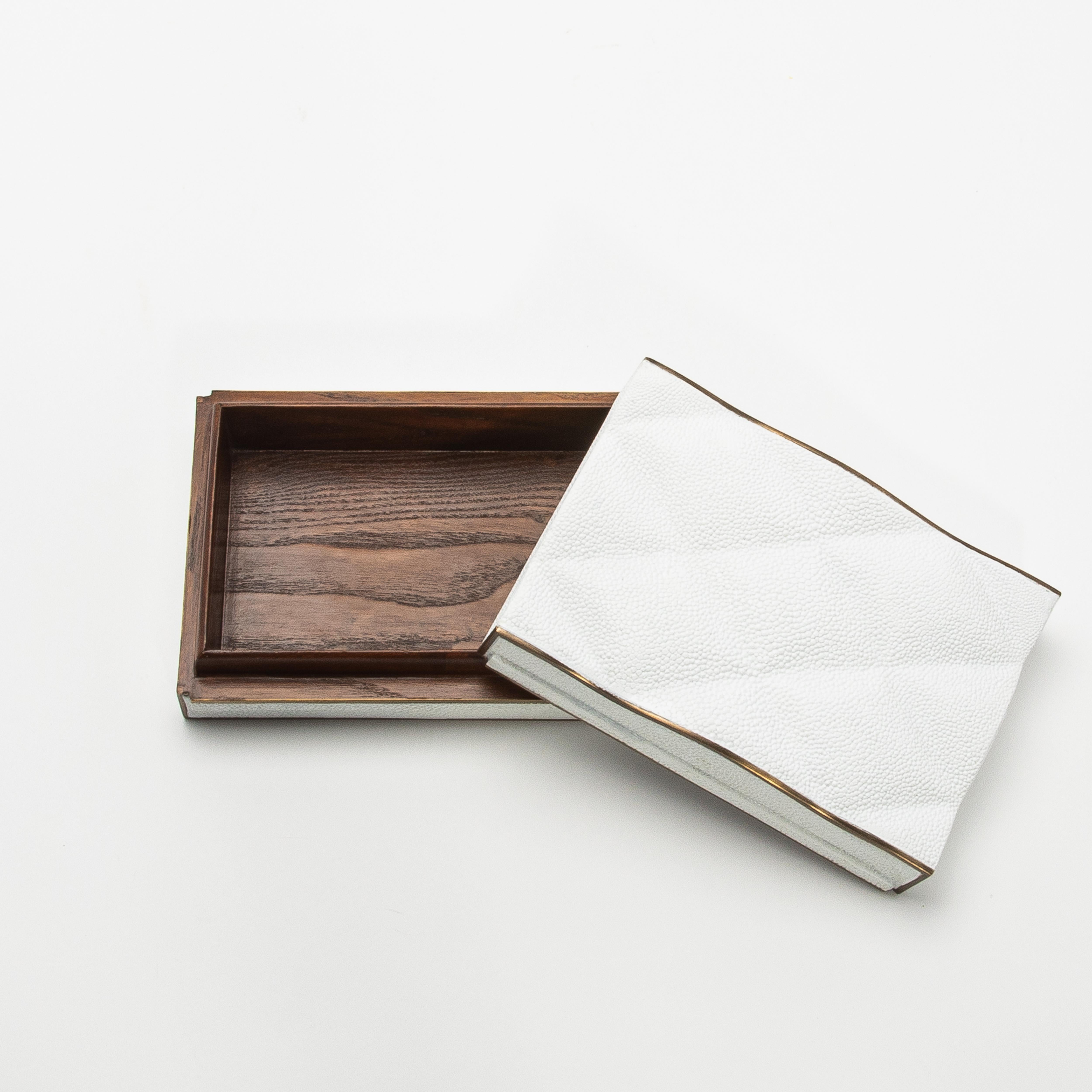 Juego de 3 cajas acolchadas de piel de zapa blanca con latón patinado bronce by Kifu Paris en venta 2