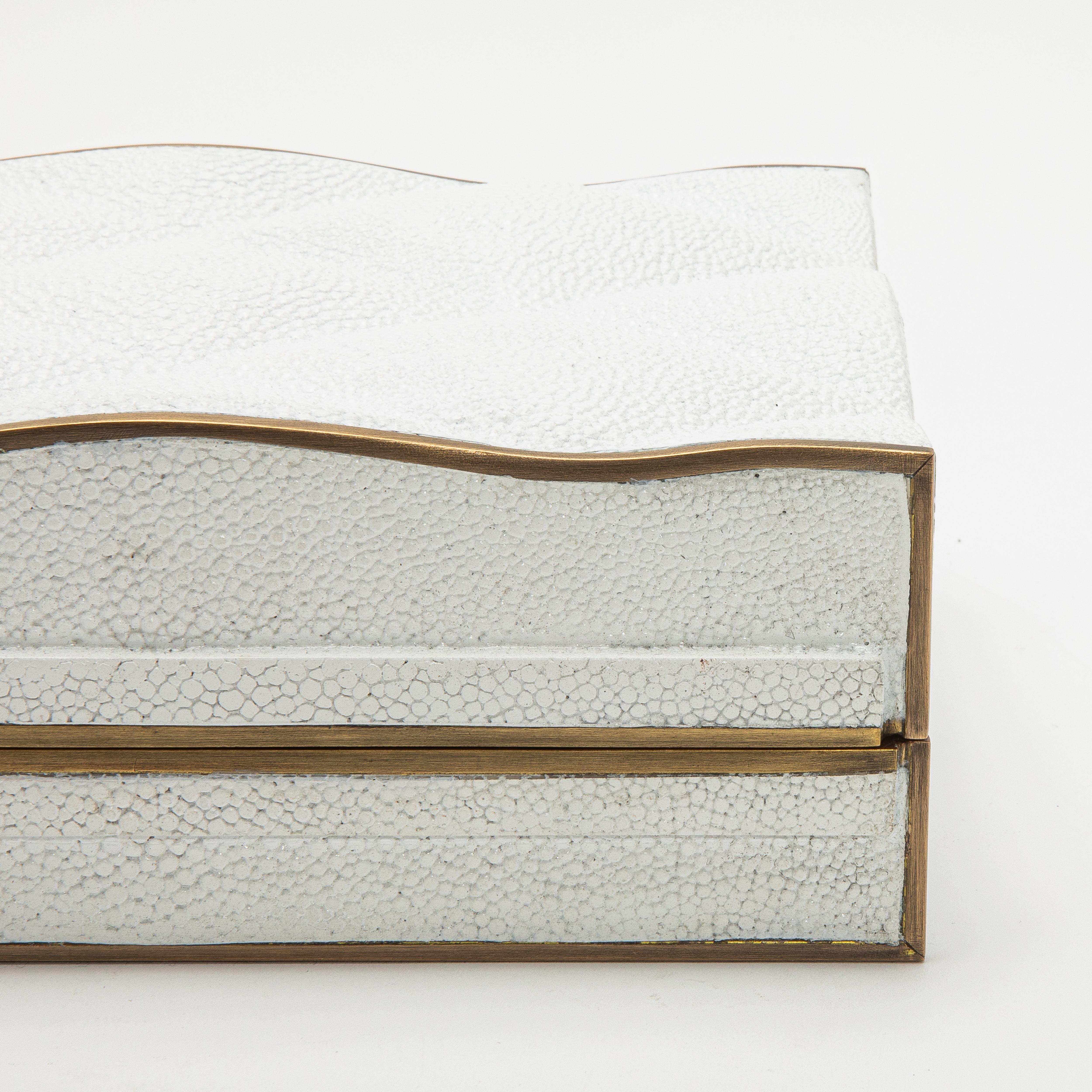 Juego de 3 cajas acolchadas de piel de zapa blanca con latón patinado bronce by Kifu Paris en venta 3