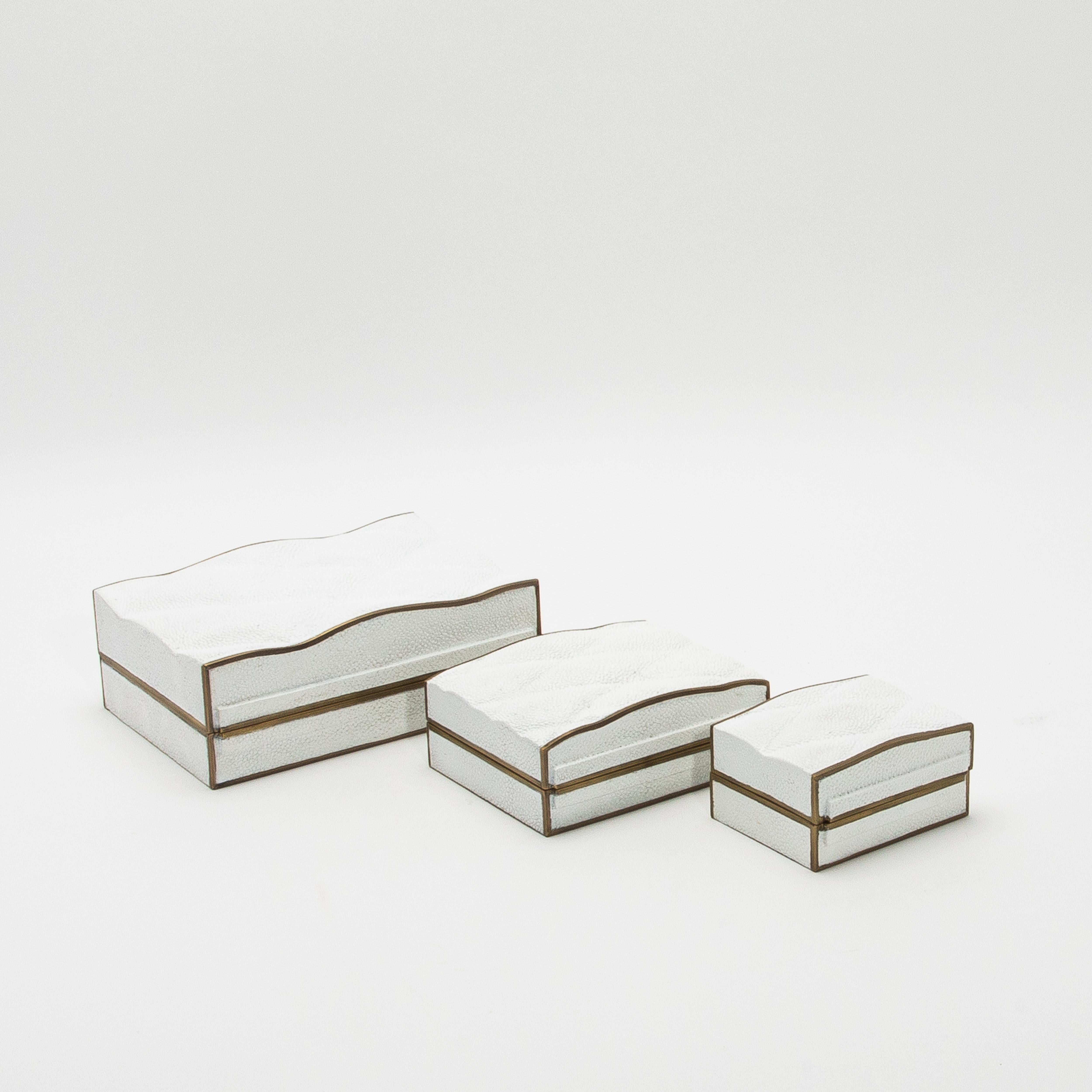 Juego de 3 cajas acolchadas de piel de zapa blanca con latón patinado bronce by Kifu Paris Art Decó en venta