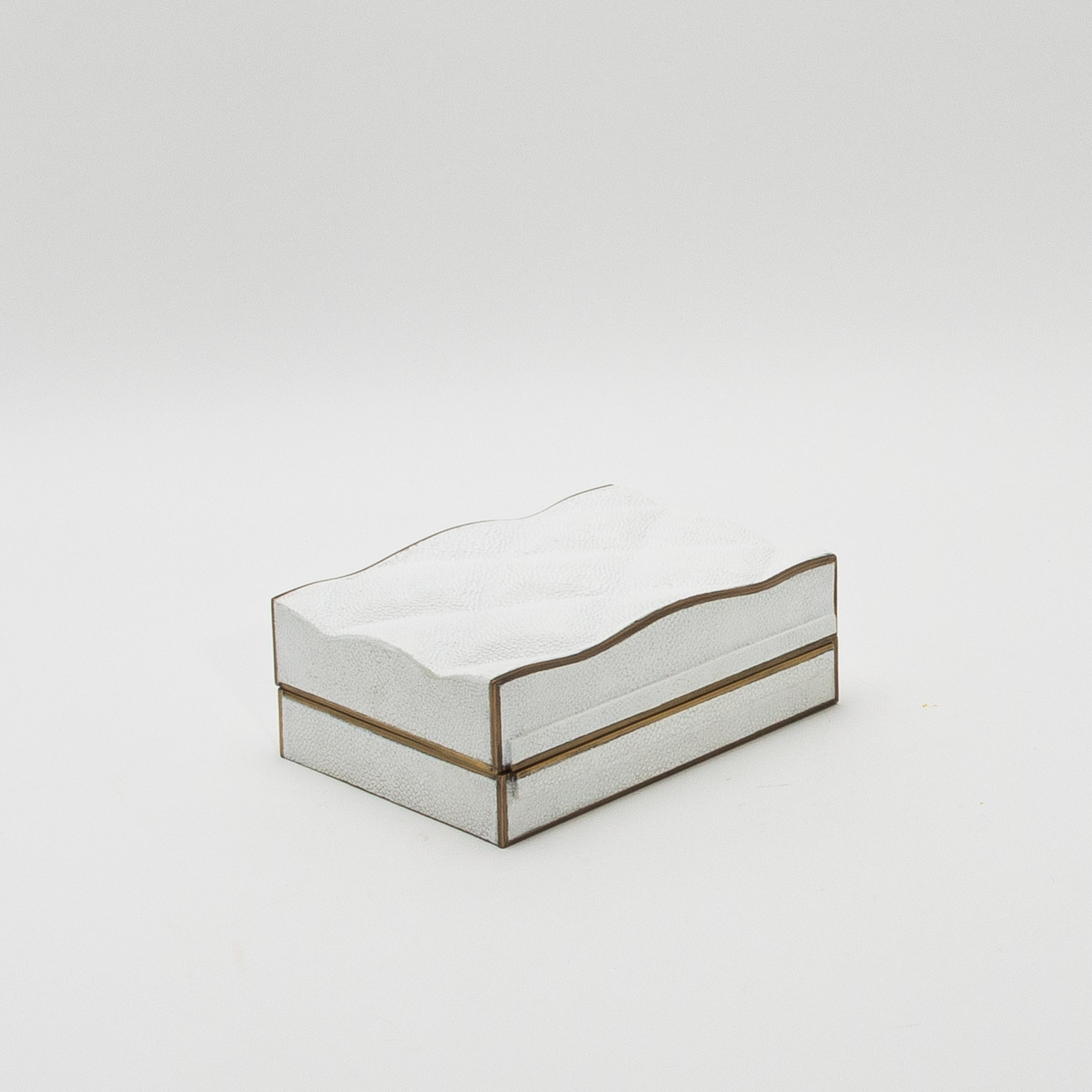 Juego de 3 cajas acolchadas de piel de zapa blanca con latón patinado bronce by Kifu Paris Hecho a mano en venta