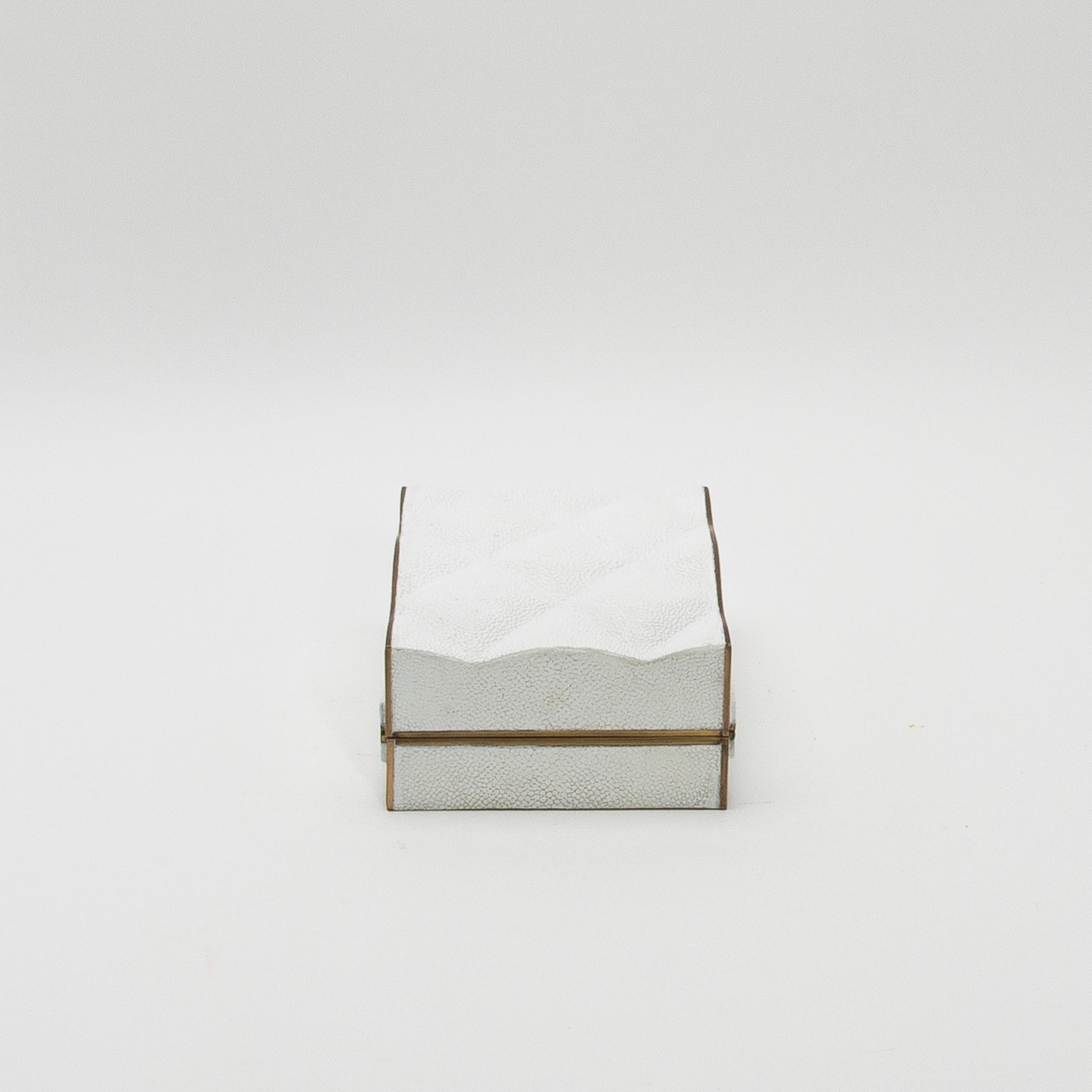 Juego de 3 cajas acolchadas de piel de zapa blanca con latón patinado bronce by Kifu Paris en Nuevo estado para la venta en West Hollywood, CA