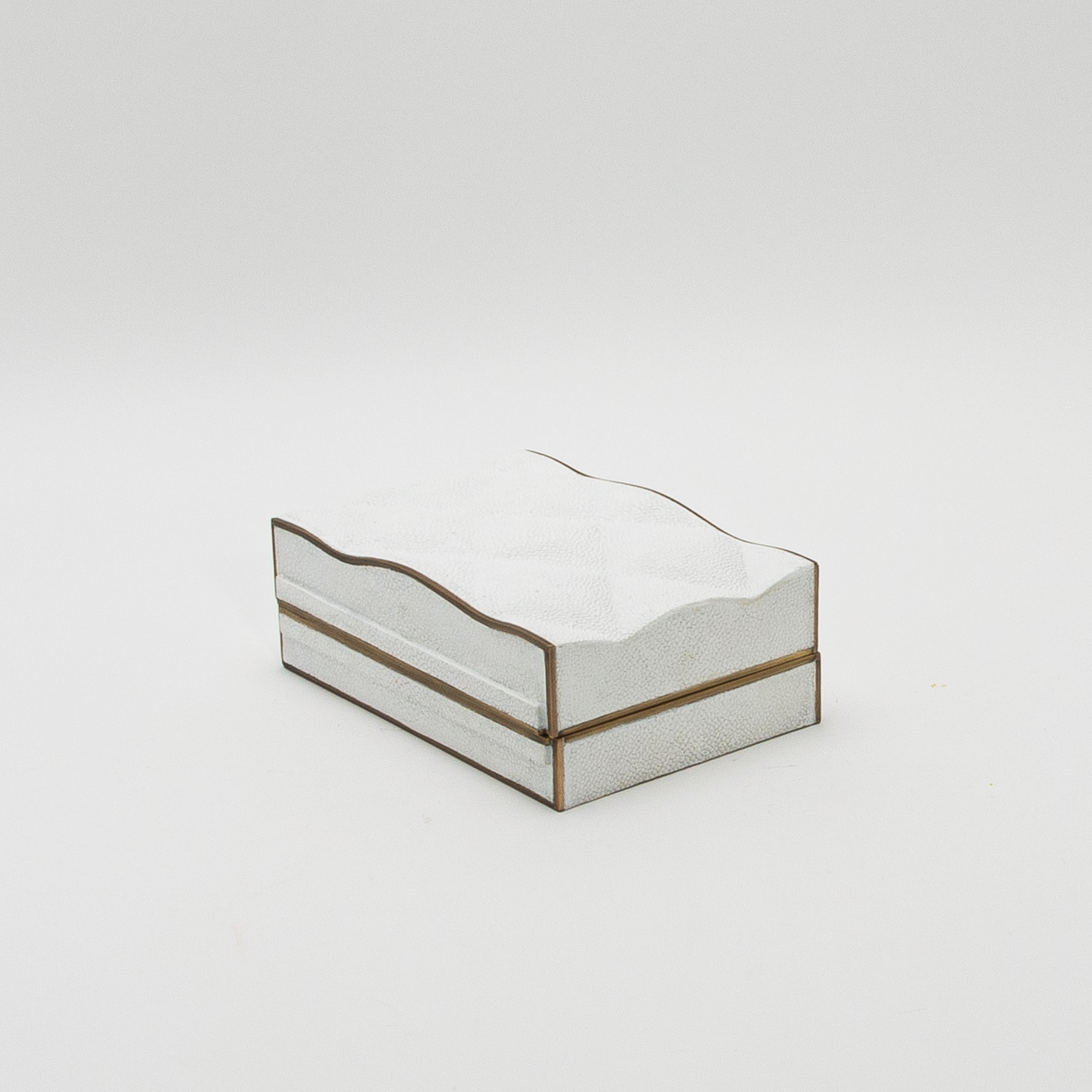 Juego de 3 cajas acolchadas de piel de zapa blanca con latón patinado bronce by Kifu Paris Siglo XXI y contemporáneo en venta