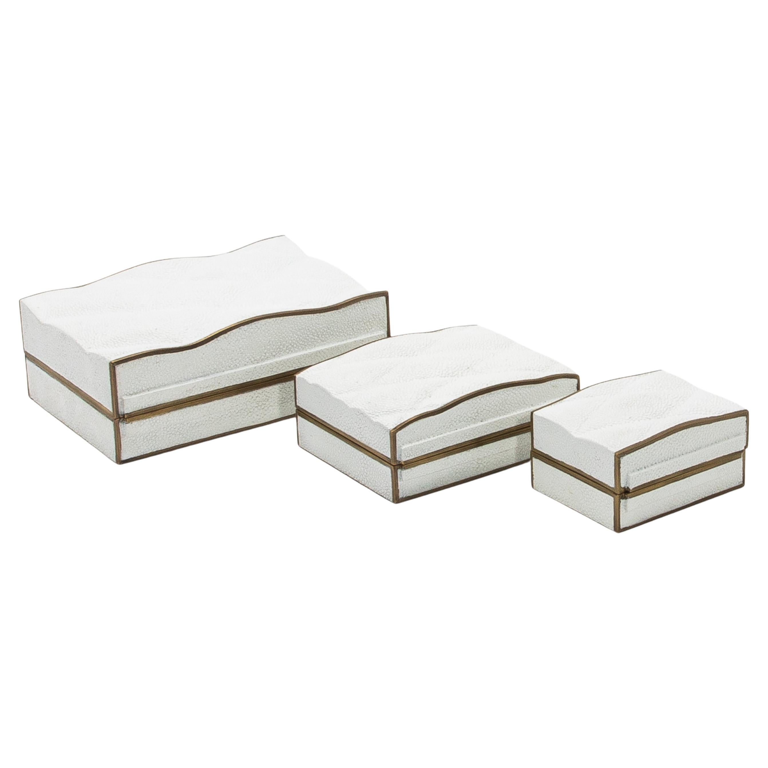 Juego de 3 cajas acolchadas de piel de zapa blanca con latón patinado bronce by Kifu Paris