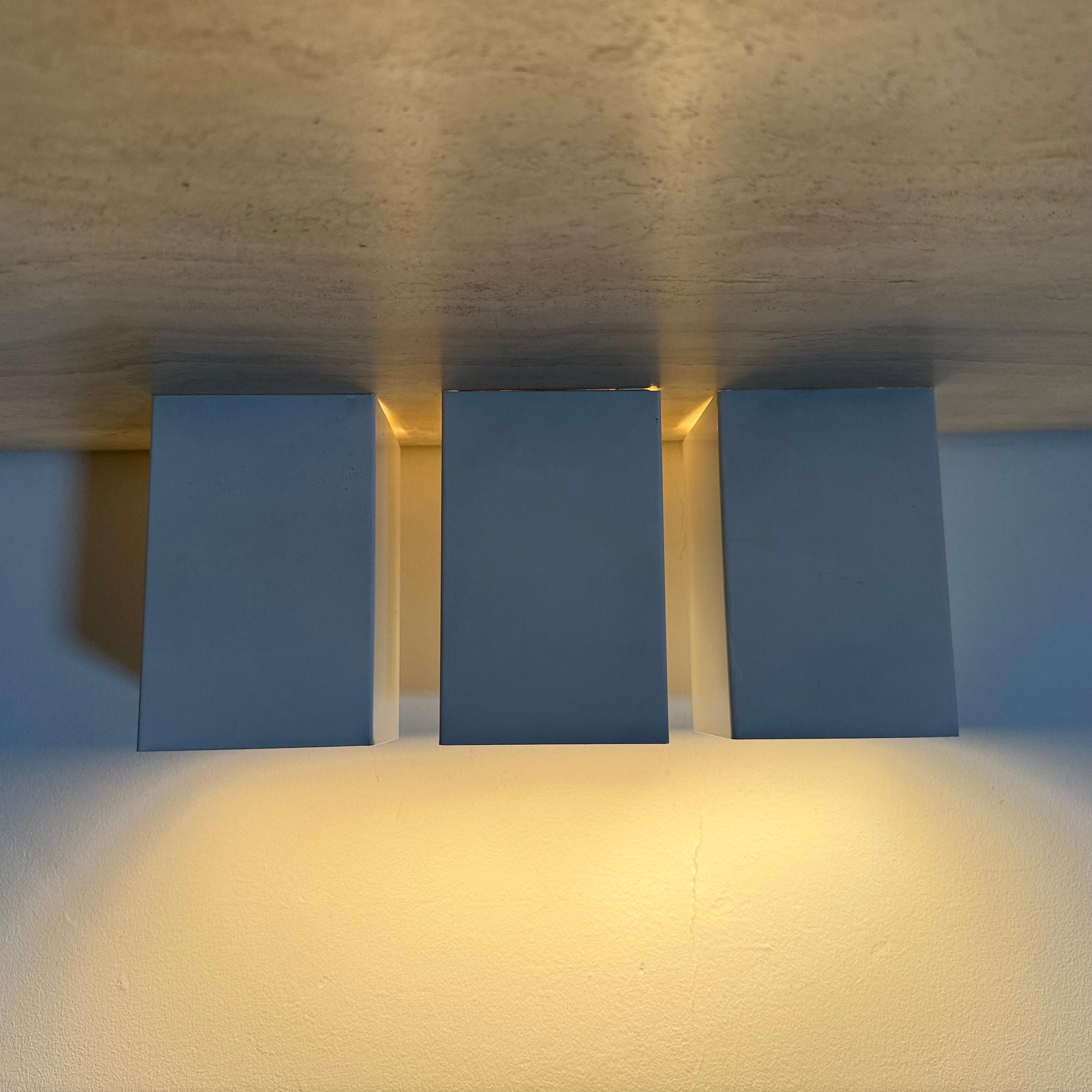 Set di 3 lampade da parete/soffitto dal design minimalista RAAK P300 , anni '70

Dimensioni: 16,5 cm di altezza, 10,5 cm di larghezza, 10,5 cm di profondità
Condit: Buono ha un po' di ruggine all'interno
Periodo: 1970s
Colore: bianco
Materiale: