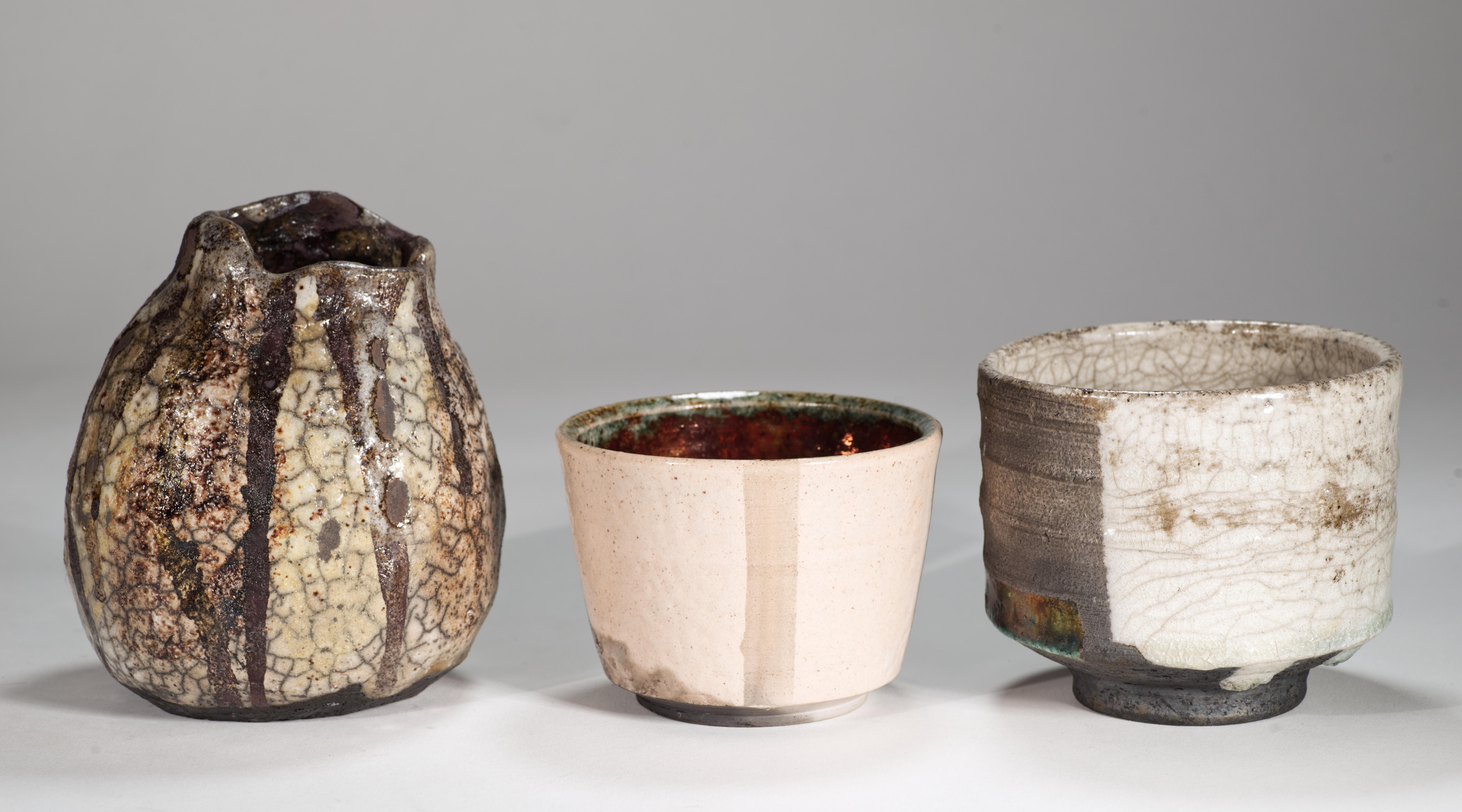 Organico moderno Set di 3 vasi con smalti Raku e Craquelure, Studio Pottery americano in vendita