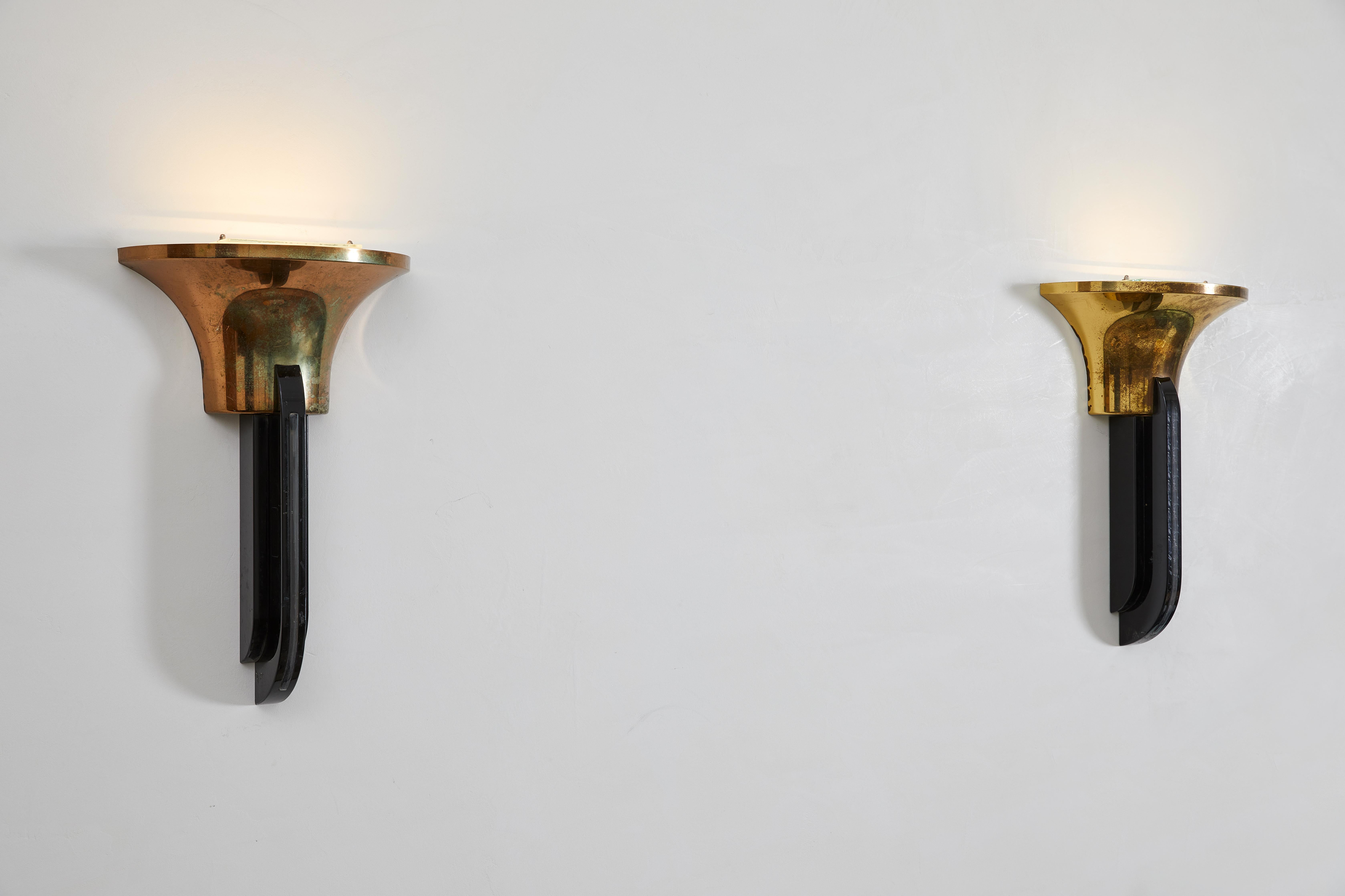 Questo set di tre appliques di ispirazione Art Déco rende omaggio agli iconici design dell'Atelier Jean Perzel, fondendo un'eleganza senza tempo con un'artigianalità moderna. Caratterizzato da una raffinata combinazione di ottone, lucite e acrilico,