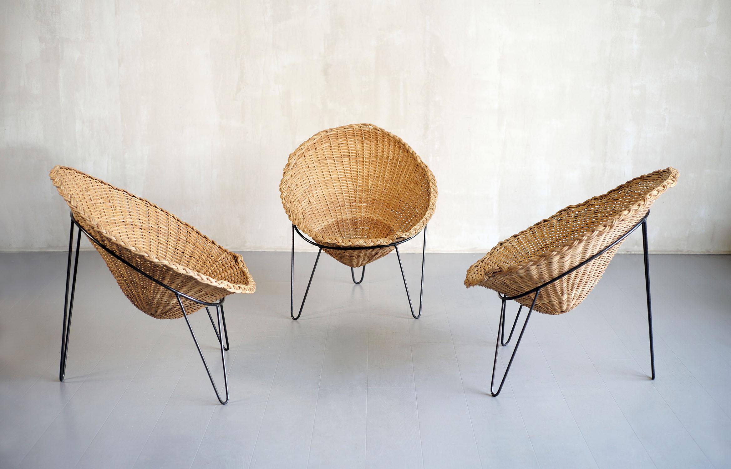 Ensemble de trois fauteuils en rotin tressé attribués à Roberto Mango, Italie 1950. La structure solide en fer tubulaire est laquée en noir, le coquillage en forme de chapeau de sorcière est encastré dans un cercle. Très confortables, ces sièges au