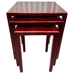 Ensemble de 3 tables gigognes laquées rouges dans le style de Karl Springer