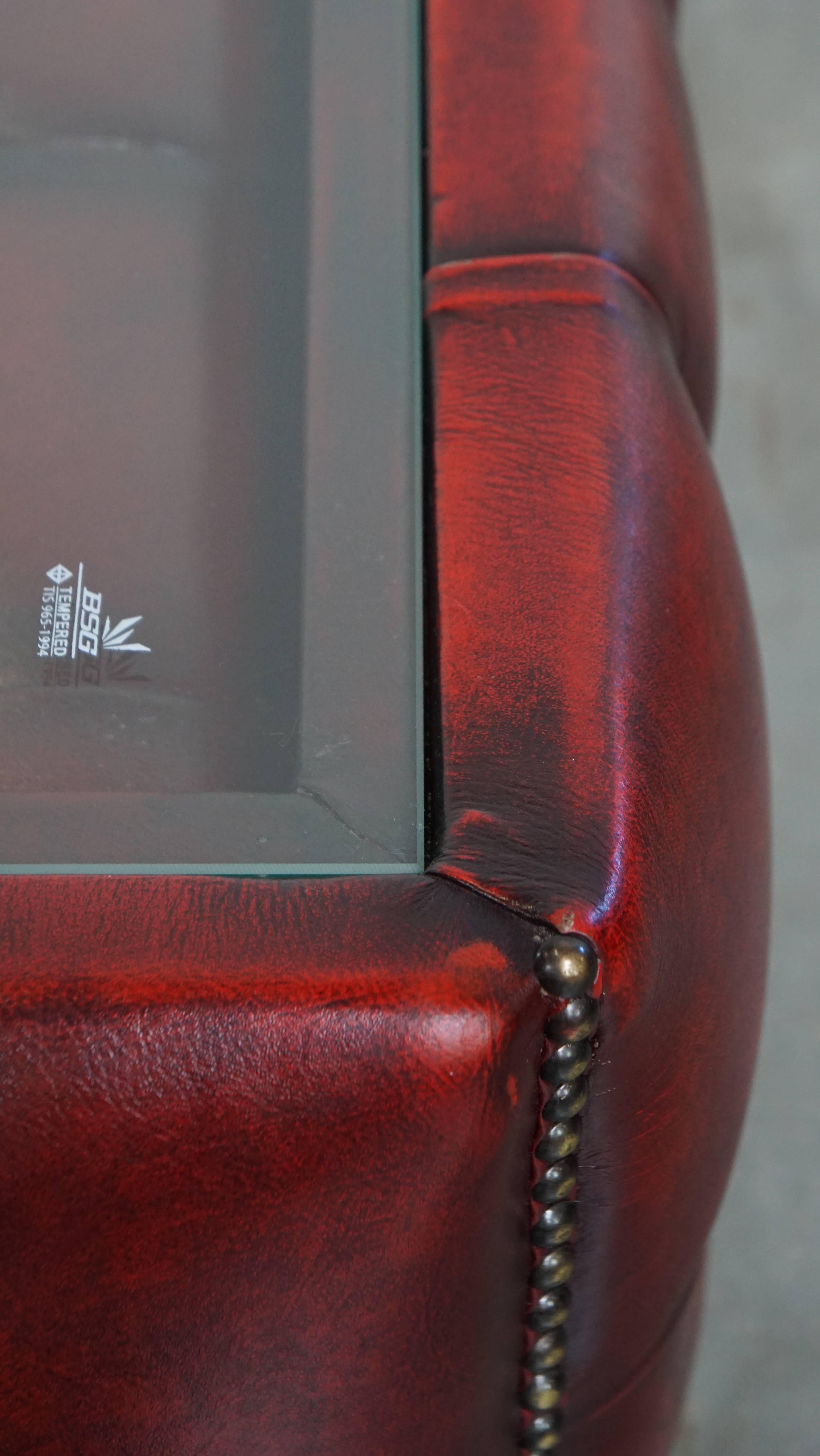 Set di 3 tavolini Chesterfield in pelle rossa con piano in vetro in vendita 4