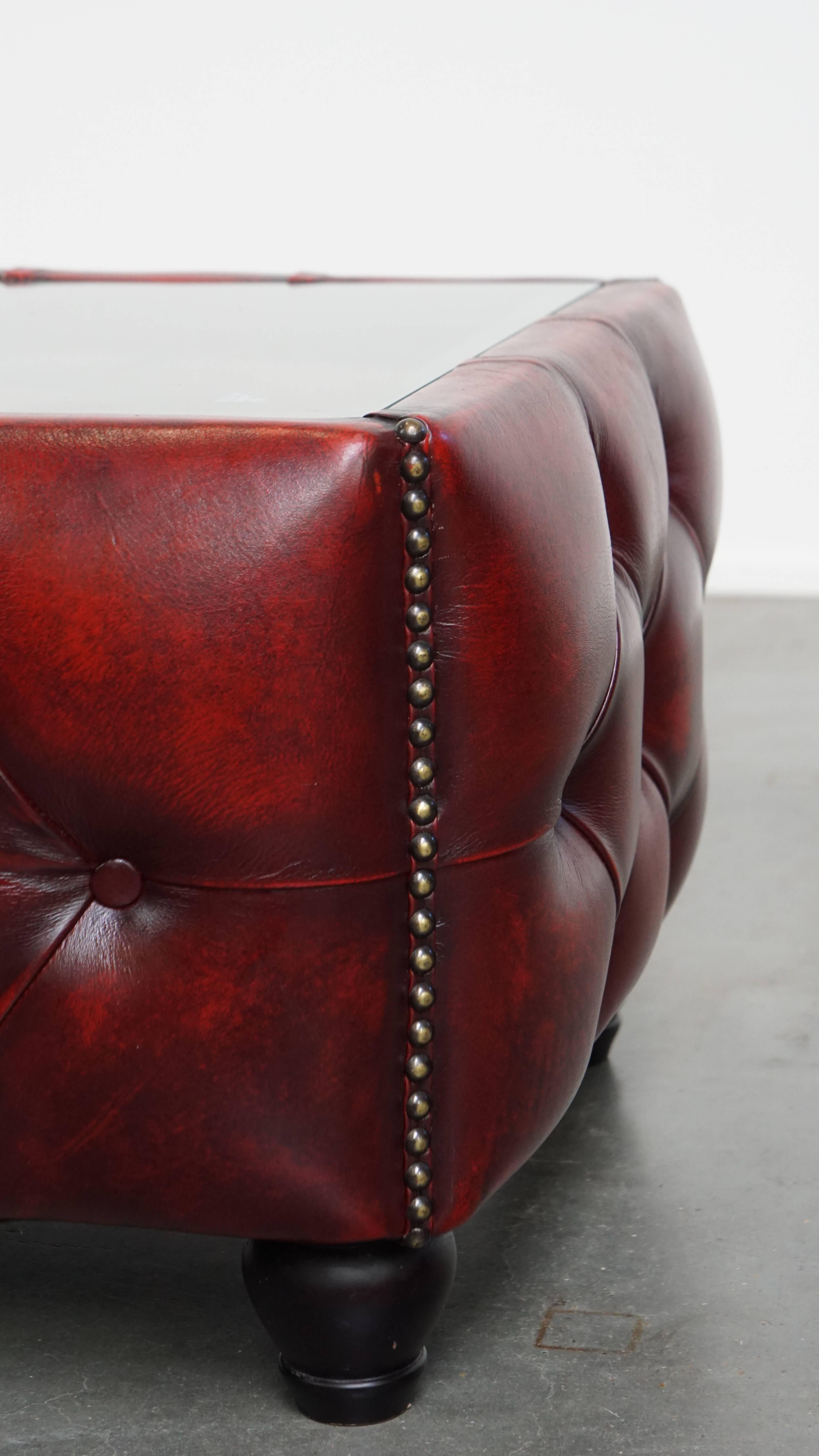 Set di 3 tavolini Chesterfield in pelle rossa con piano in vetro in vendita 5