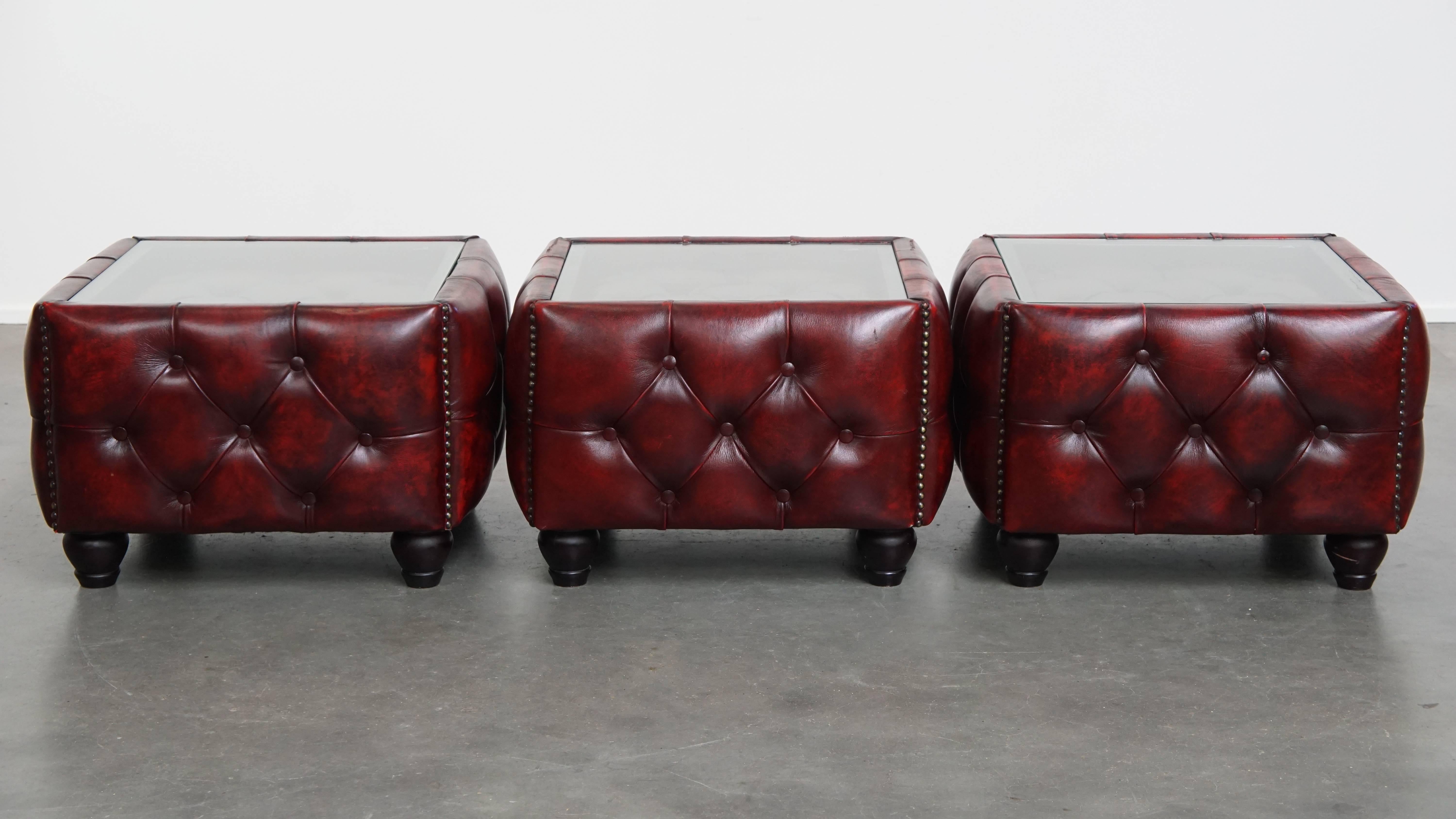 In offerta c'è questo bellissimo set di 3 tavolini Chesterfield in pelle rossa con piano in vetro.

Questo fantastico set è un'aggiunta meravigliosa per tutti gli appassionati di Chesterfield! Realizzati in pelle bovina, questi tavoli sono un vero e