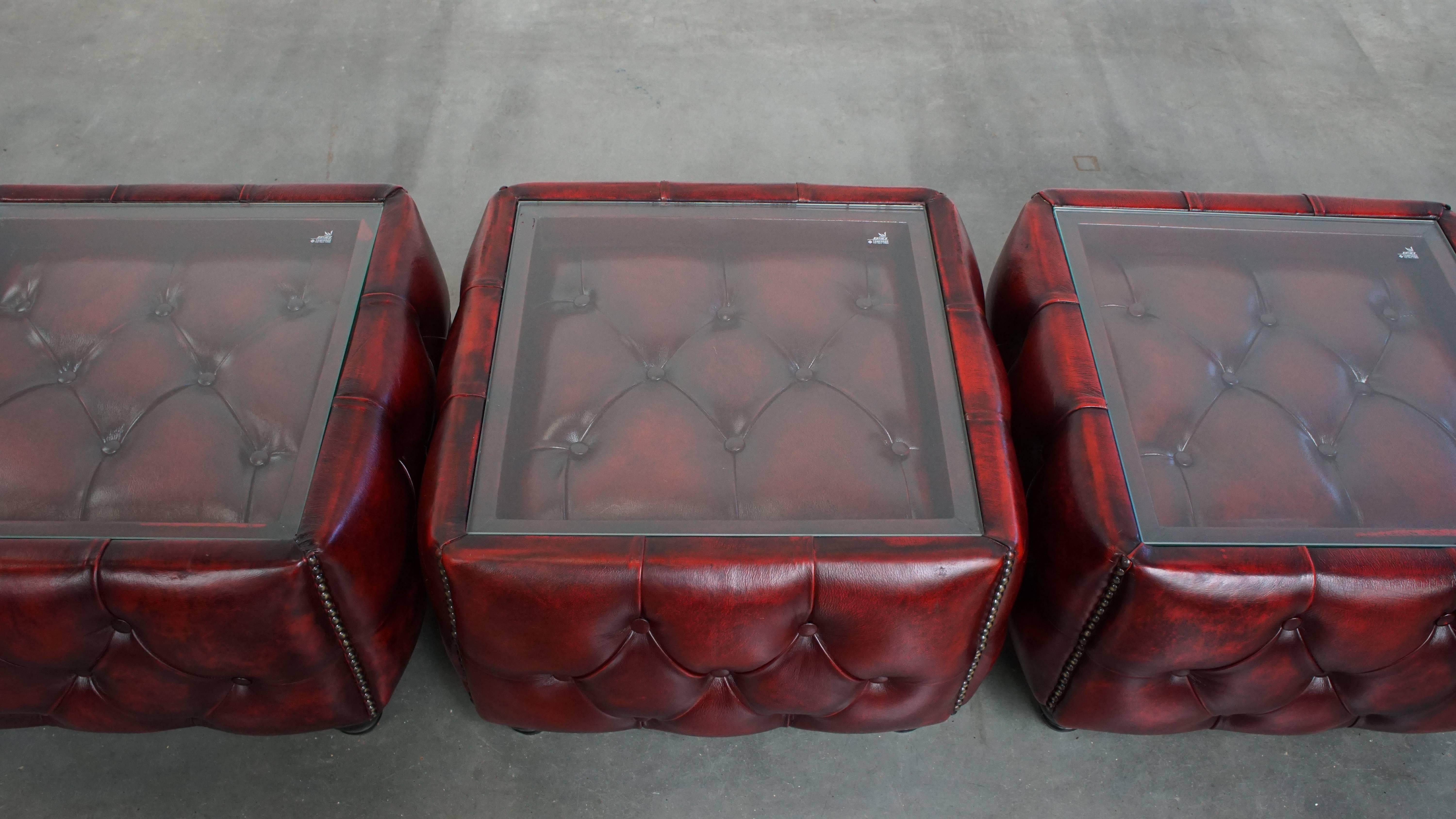 Fatto a mano Set di 3 tavolini Chesterfield in pelle rossa con piano in vetro in vendita
