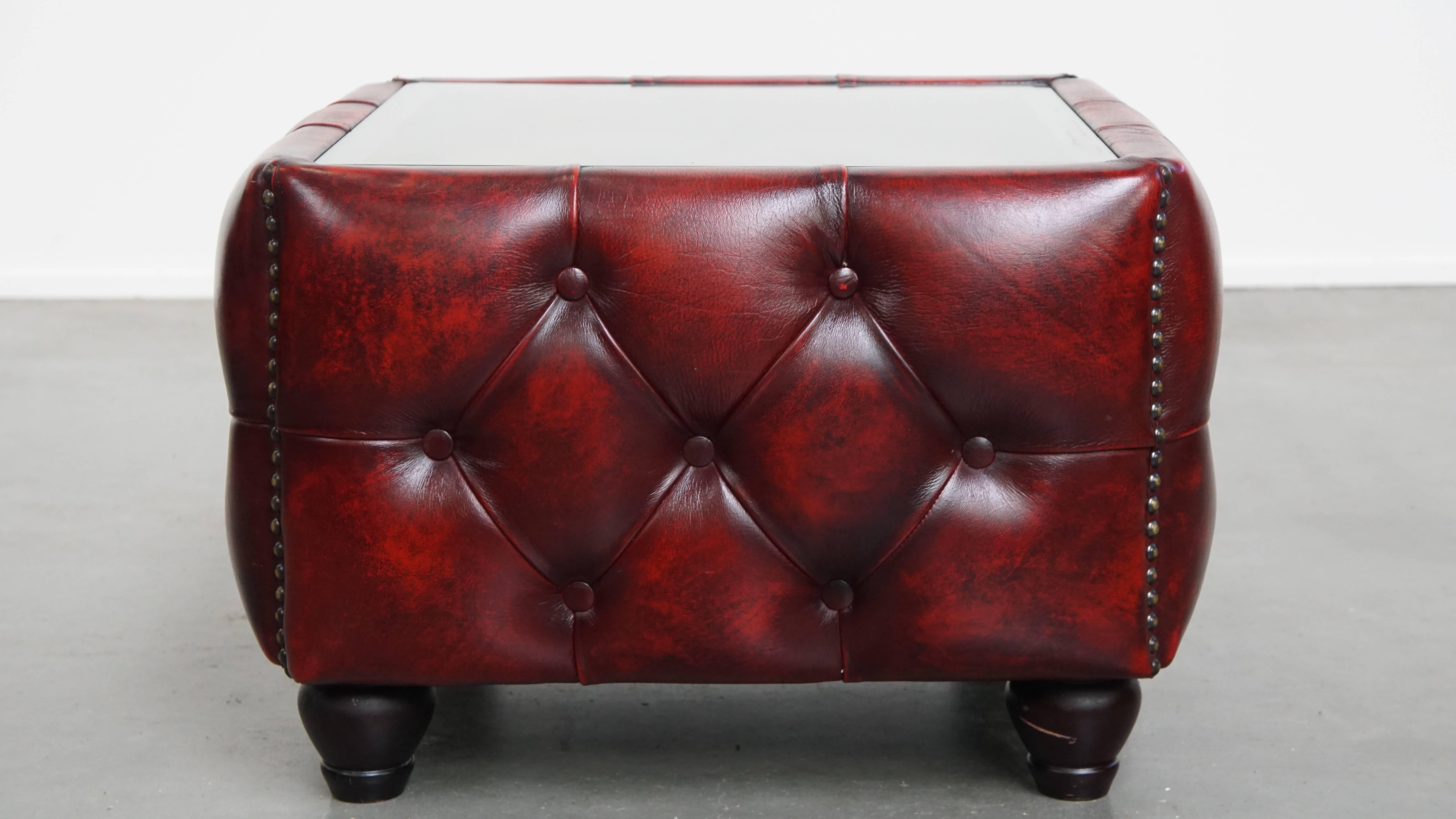 Set di 3 tavolini Chesterfield in pelle rossa con piano in vetro In condizioni buone in vendita a Harderwijk, NL