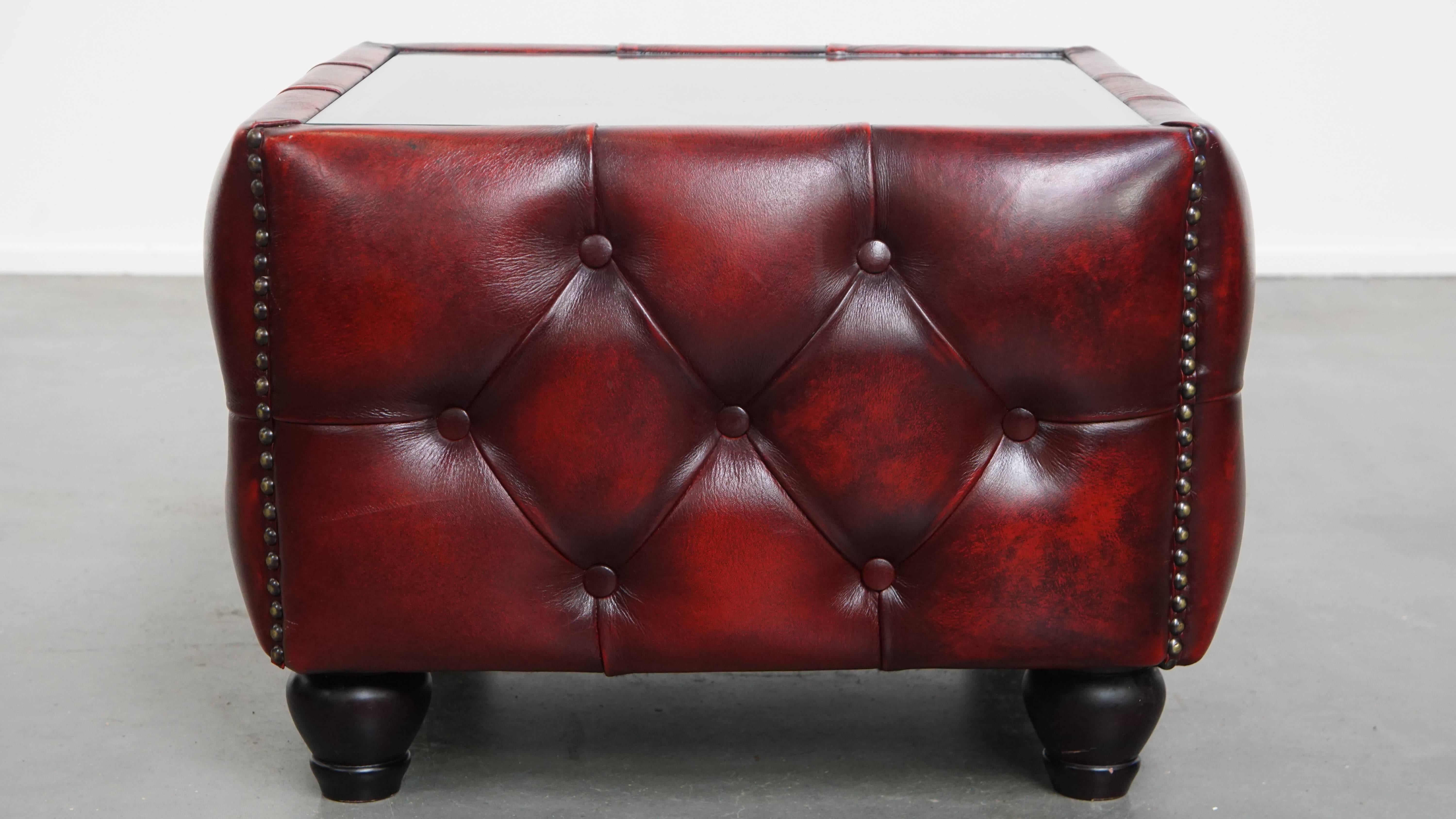 XX secolo Set di 3 tavolini Chesterfield in pelle rossa con piano in vetro in vendita