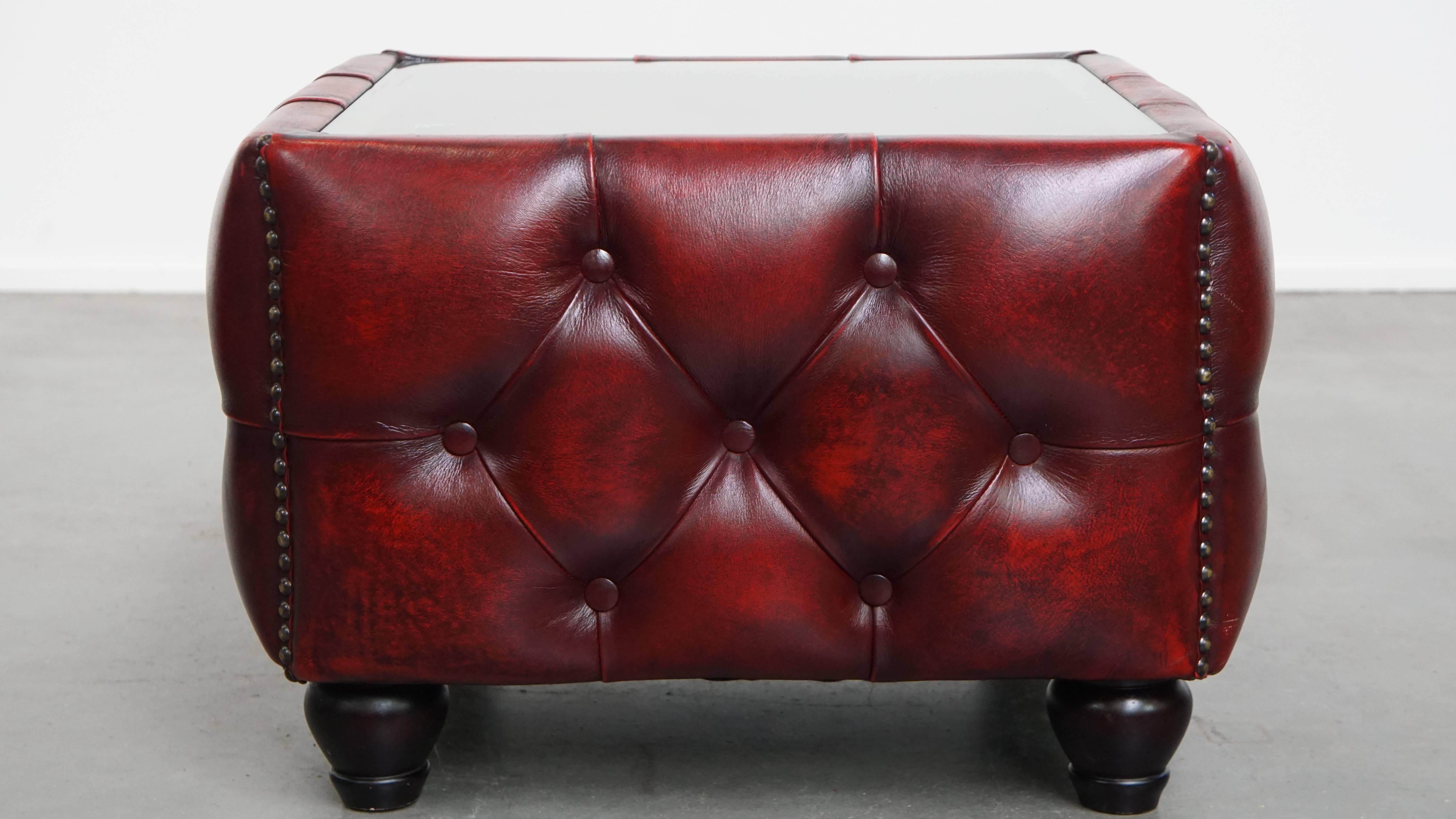 Vacchetta Set di 3 tavolini Chesterfield in pelle rossa con piano in vetro in vendita