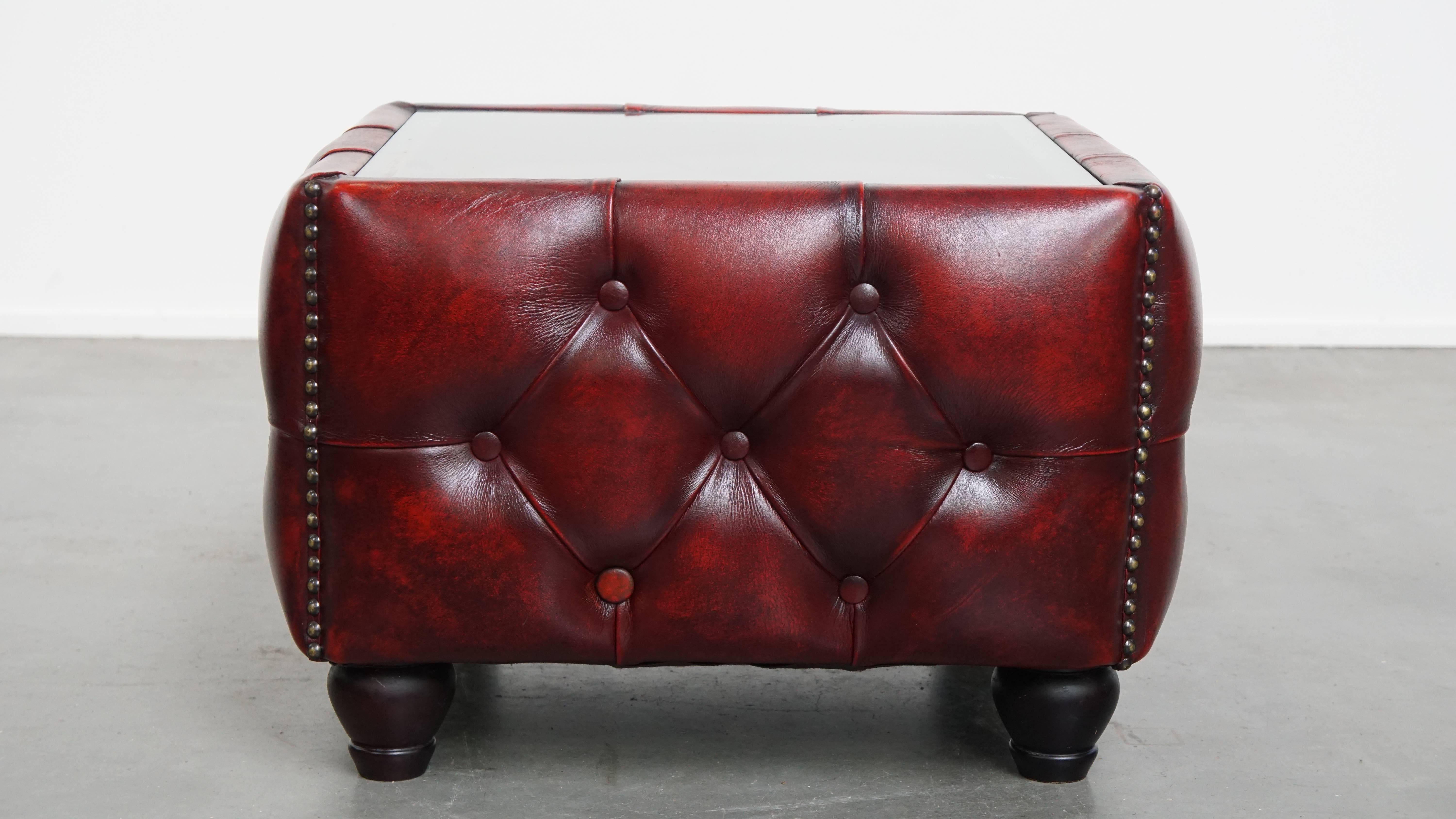 Set di 3 tavolini Chesterfield in pelle rossa con piano in vetro in vendita 1