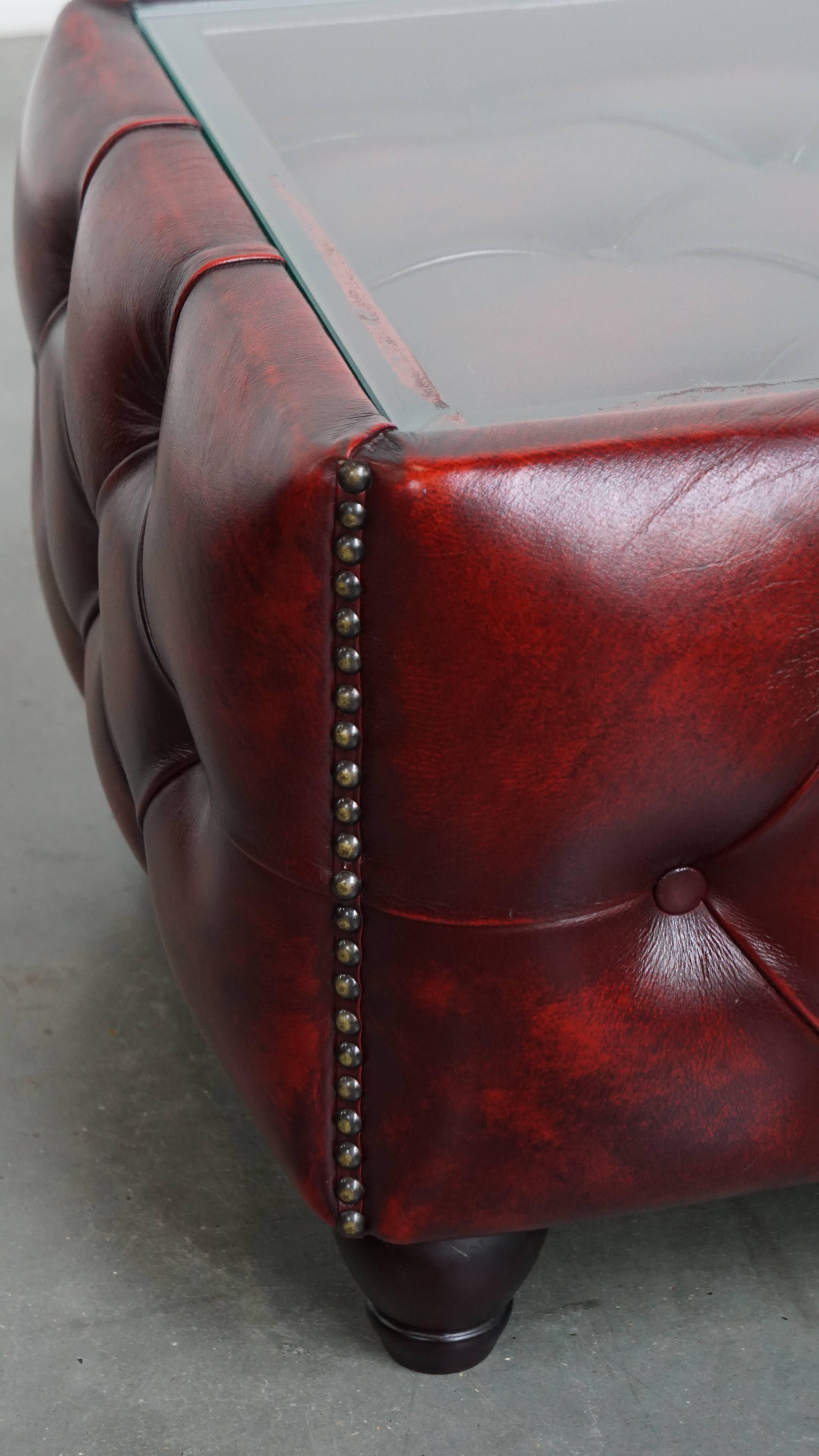 Set di 3 tavolini Chesterfield in pelle rossa con piano in vetro in vendita 2