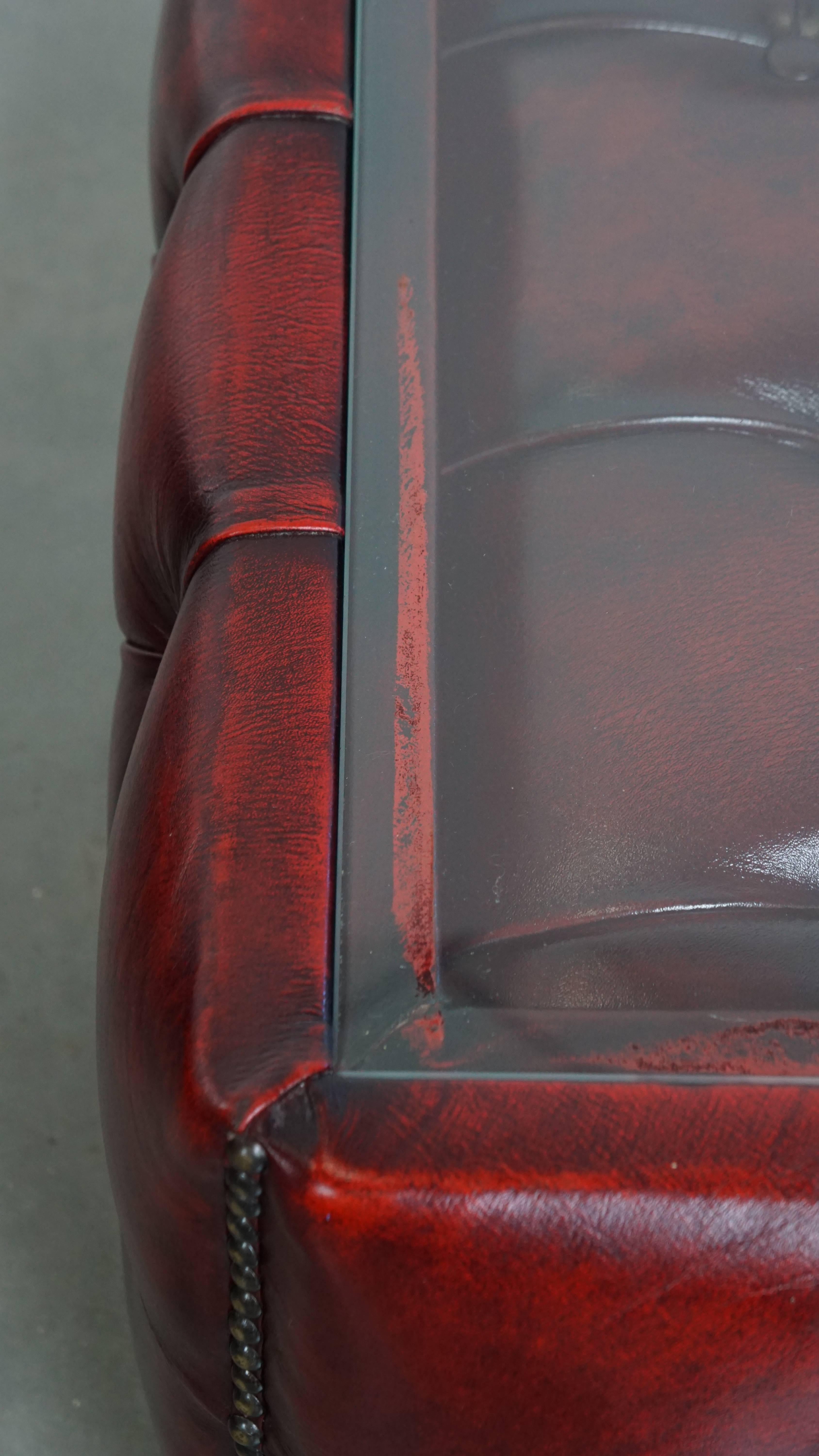 Set di 3 tavolini Chesterfield in pelle rossa con piano in vetro in vendita 3