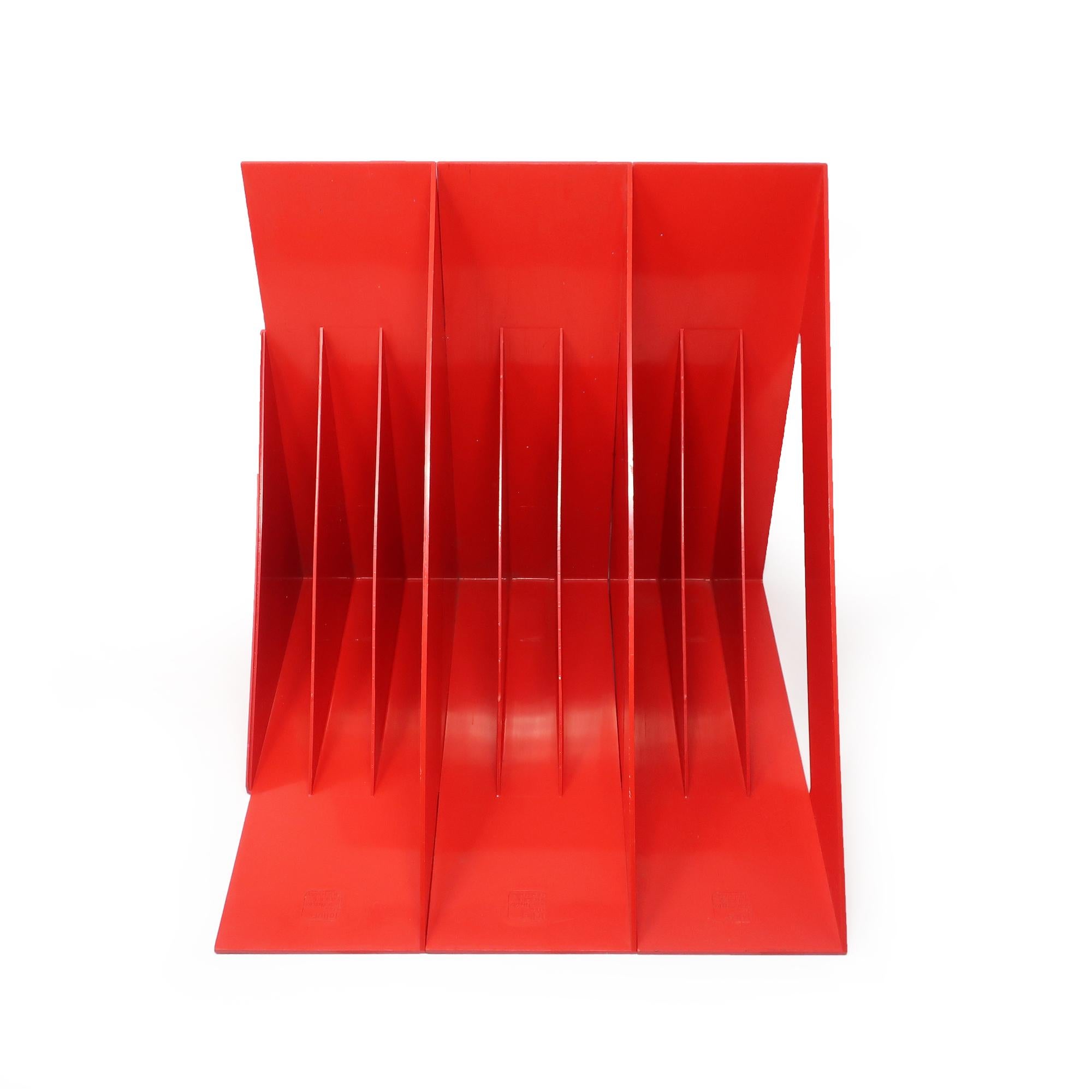 Set von 3 roten Platten- oder Zeitschriftenständern von Giotto Stoppino für Heller (Kunststoff) im Angebot