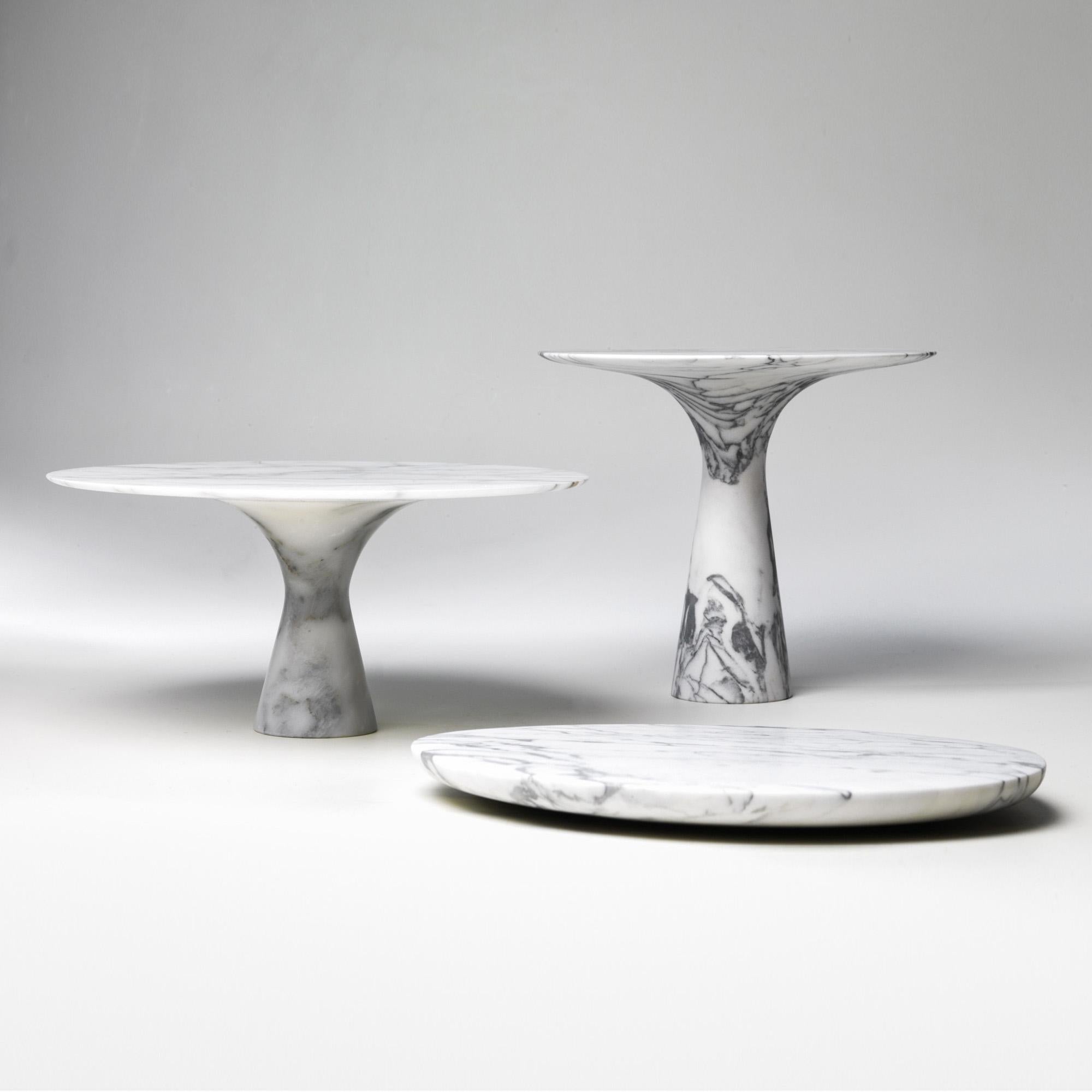 Set of 3 Refined Contemporary Marble Bianco Statuarietto Cake Stands and Plate
Signed by Leo Aerts.
Dimensions: 
D 26 x H 22.5 cm 
D 32 x H 15 cm
D 32 x H 2 cm
Material: Bianco Statuarietto marble
Technique: Polished, carved. 

Available in marble: