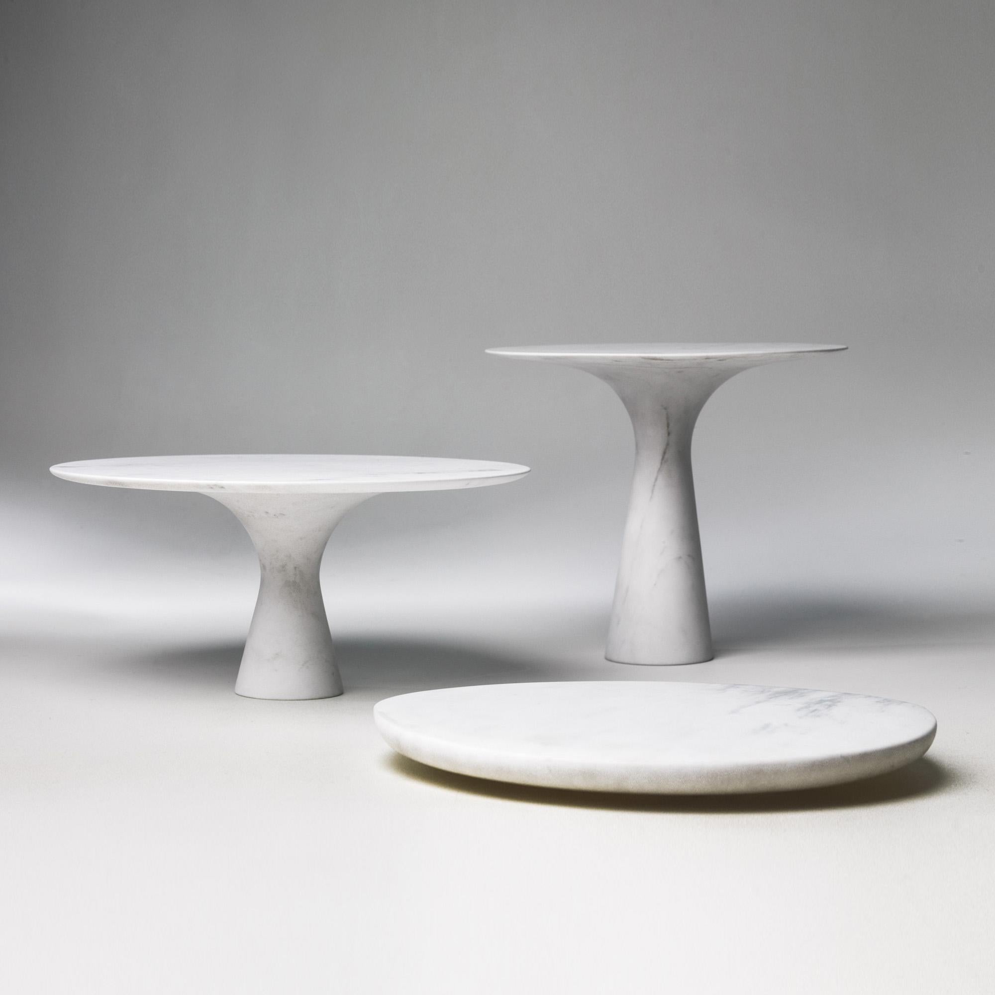 Set of 3 Refined Contemporary Marble Kynos Cake Stands and Plate
Signed by Leo Aerts.
Dimensions: 
D 26 x H 22.5 cm 
D 32 x H 15 cm
D 32 x H 2 cm
Material: Kynos marble
Technique: Polished, carved. 

Available in marble: kyknos, bianco statuarietto,