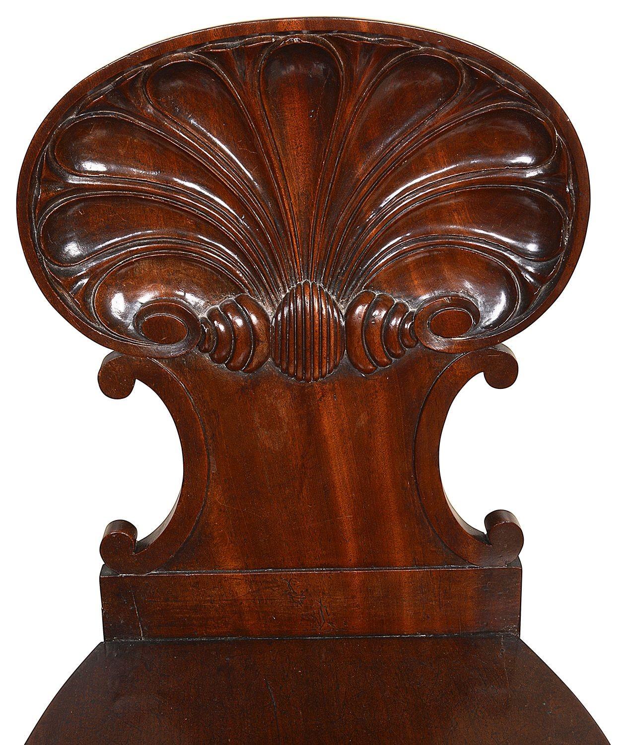 Eine sehr gute Qualität Satz von drei Regency-Periode Mahagoni Gillow Shell zurück Halle Stühle, wunderbar geschnitzt, Original-Patina, auf elegante aus gefegt Sabra Beine erhöht.
60925 BUNLZ.