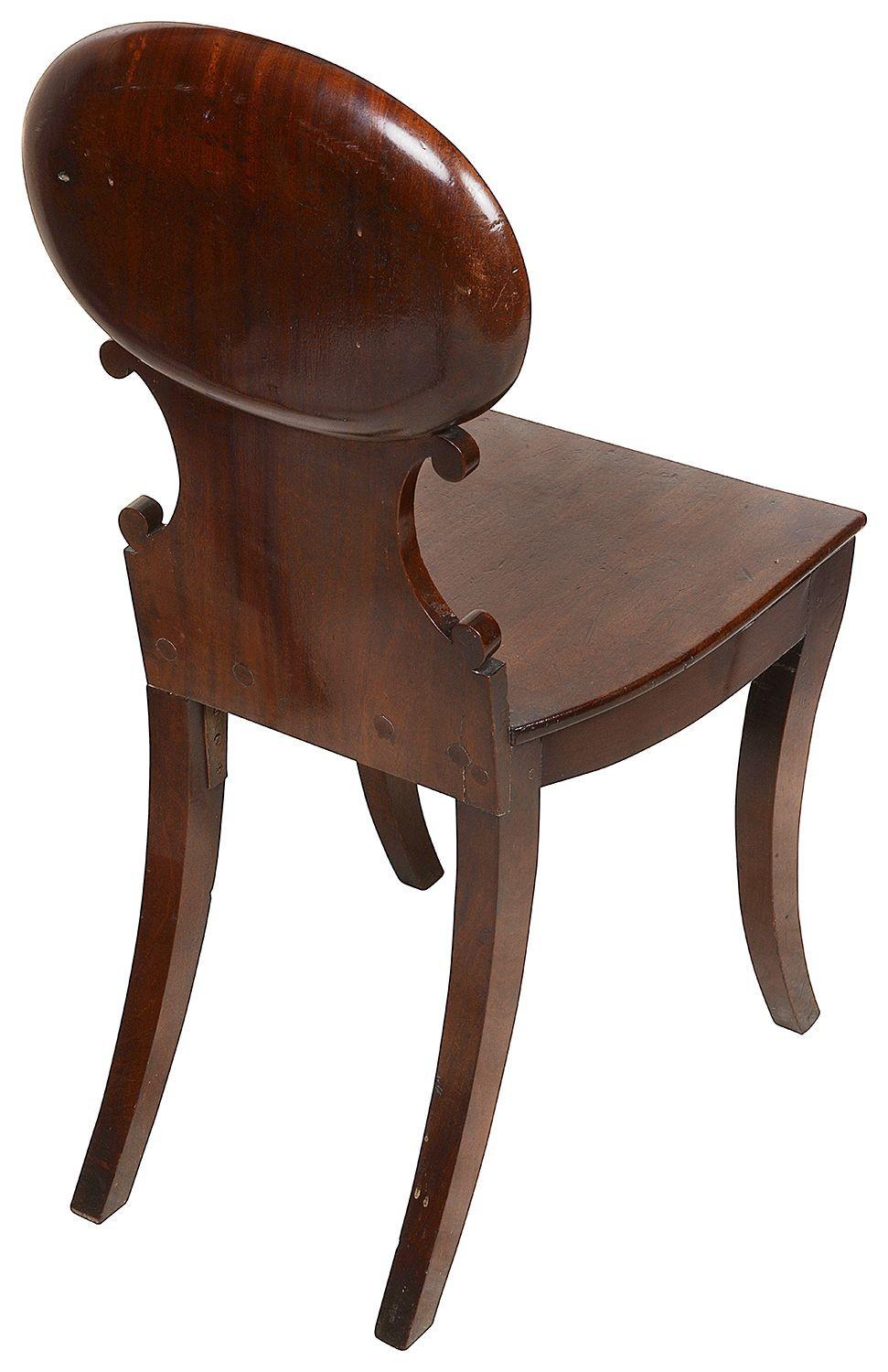 Sculpté à la main Ensemble de 3 fauteuils Regency Gillows, chaises d'entrée à dossier coquillage, 19ème siècle en vente