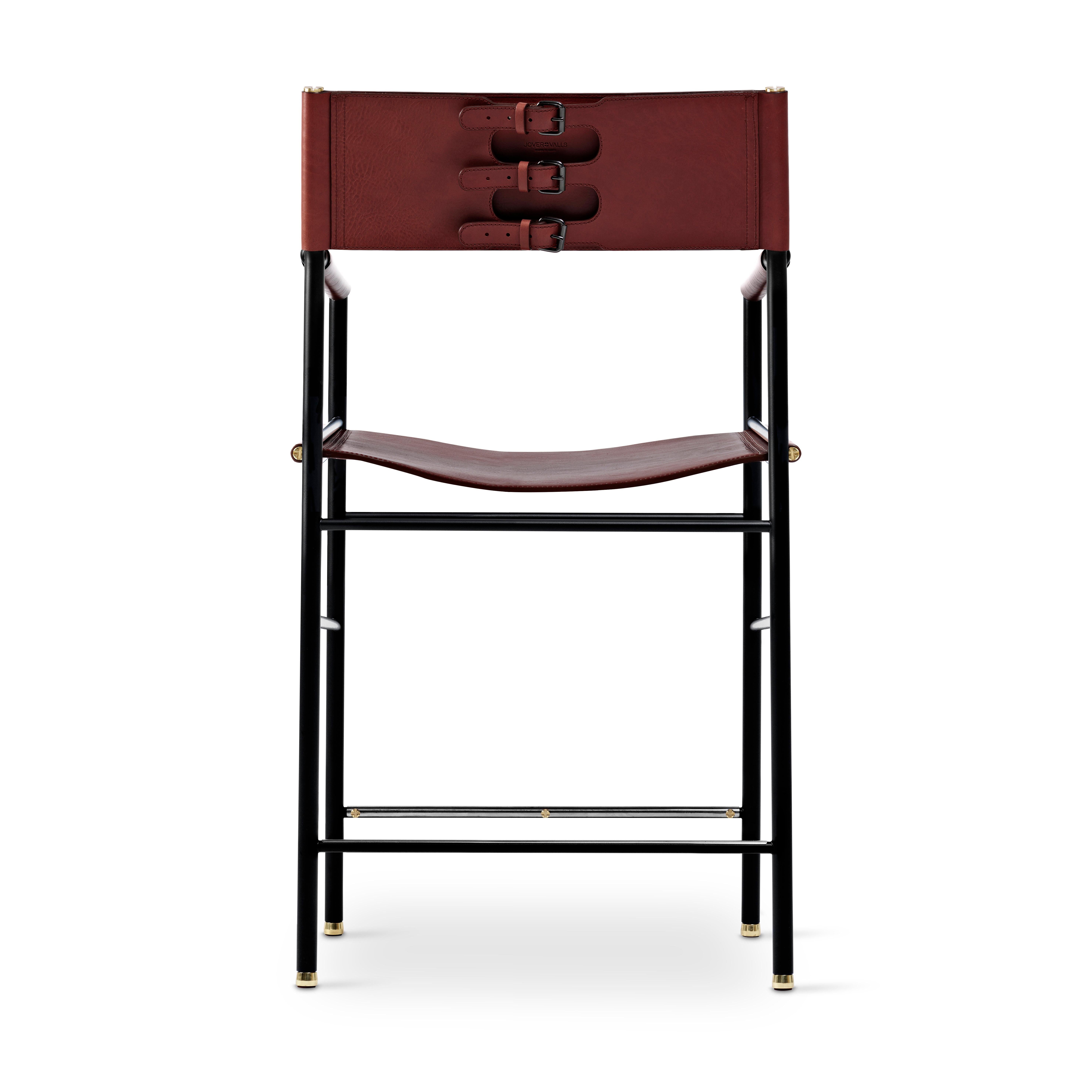 The “Repose” contemporary stool belongs to a collection that revisit the director chair collection, serene pieces where exclusivity and precision are shown in small details such as the hand-turned metal nuts and bolts that fix the leather surfaces,