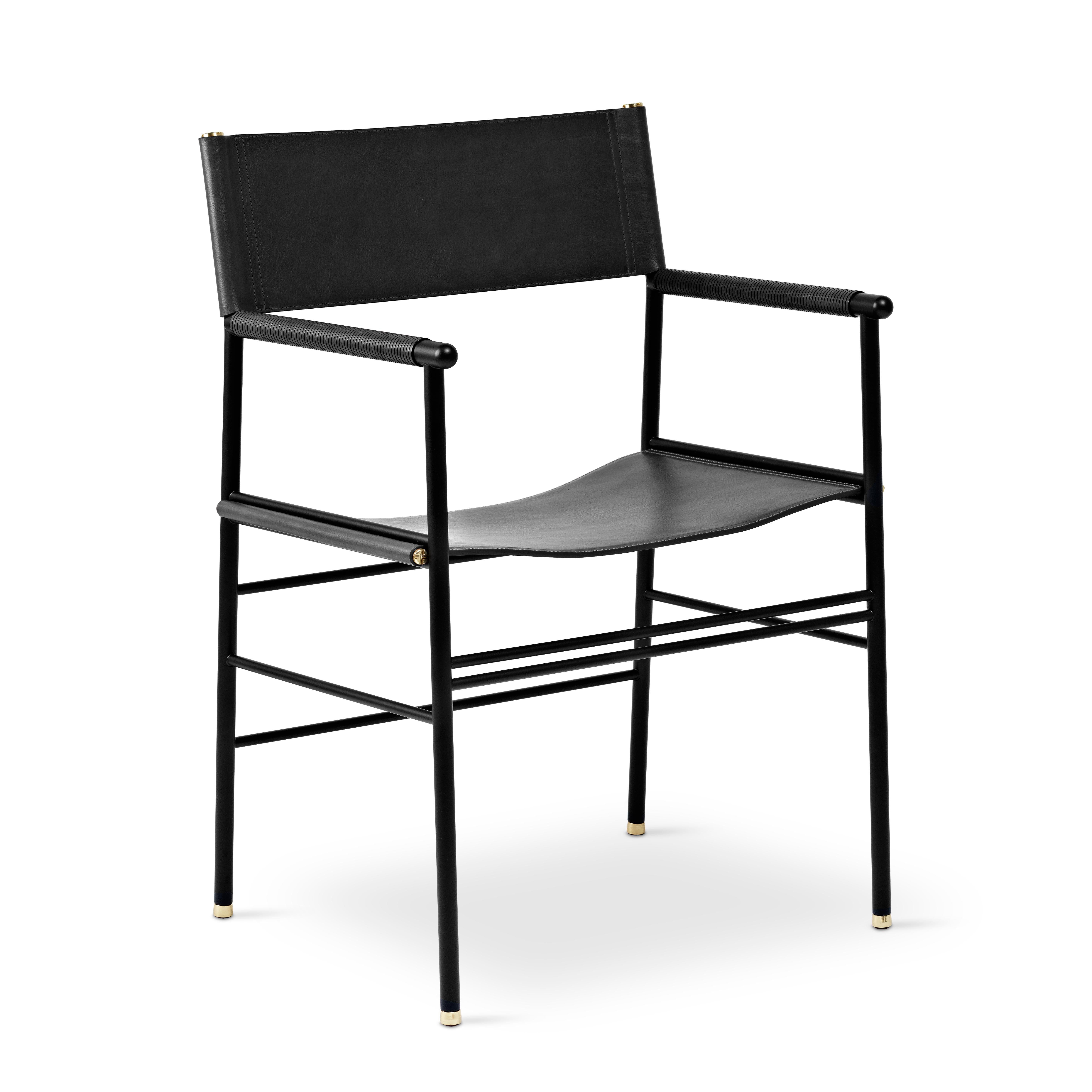 Satz von 3 handgefertigten zeitgenössischen Stühlen aus schwarzem Leder und schwarzem Gummimetall (Spanisch) im Angebot