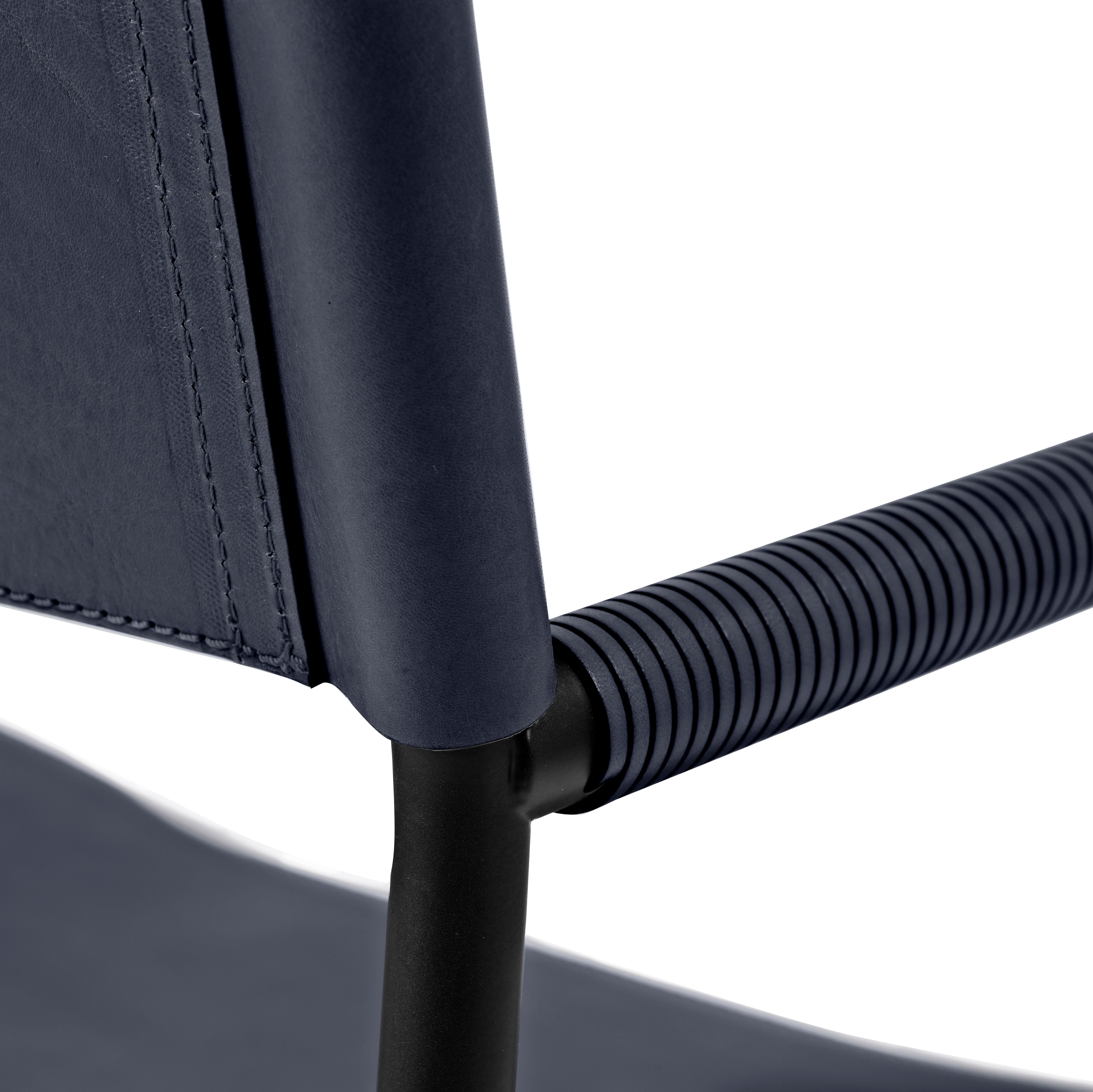 Satz von 3 klassischen zeitgenössischen Stühlen aus marineblauem Leder und schwarzem Gummimetall im Angebot 4