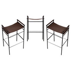 Set di 3 sgabelli contemporanei "Repose" Sella marrone scuro Telaio nero gommato