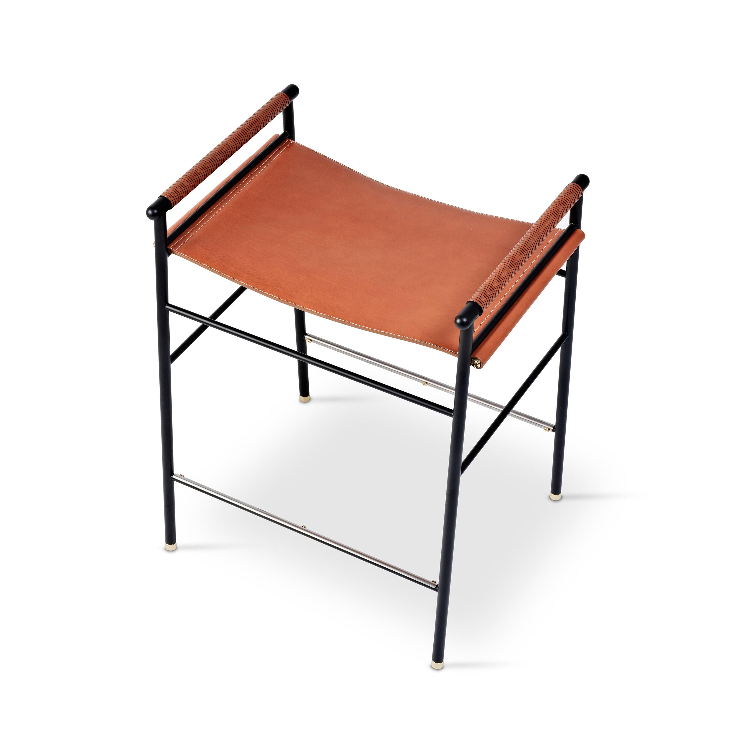 Moderne Ensemble de 3 tabourets de bar contemporains en cuir naturel brun clair et métal en caoutchouc noir en vente