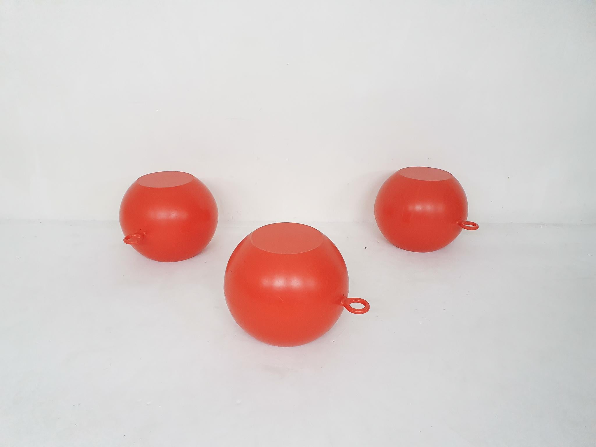 Rote Plastikhocker oder Beistelltische für drinnen und draußen. Entworfen von Richard Hutten für Gispen im Jahr 2000
Einige Kratzer im Kunststoff.
