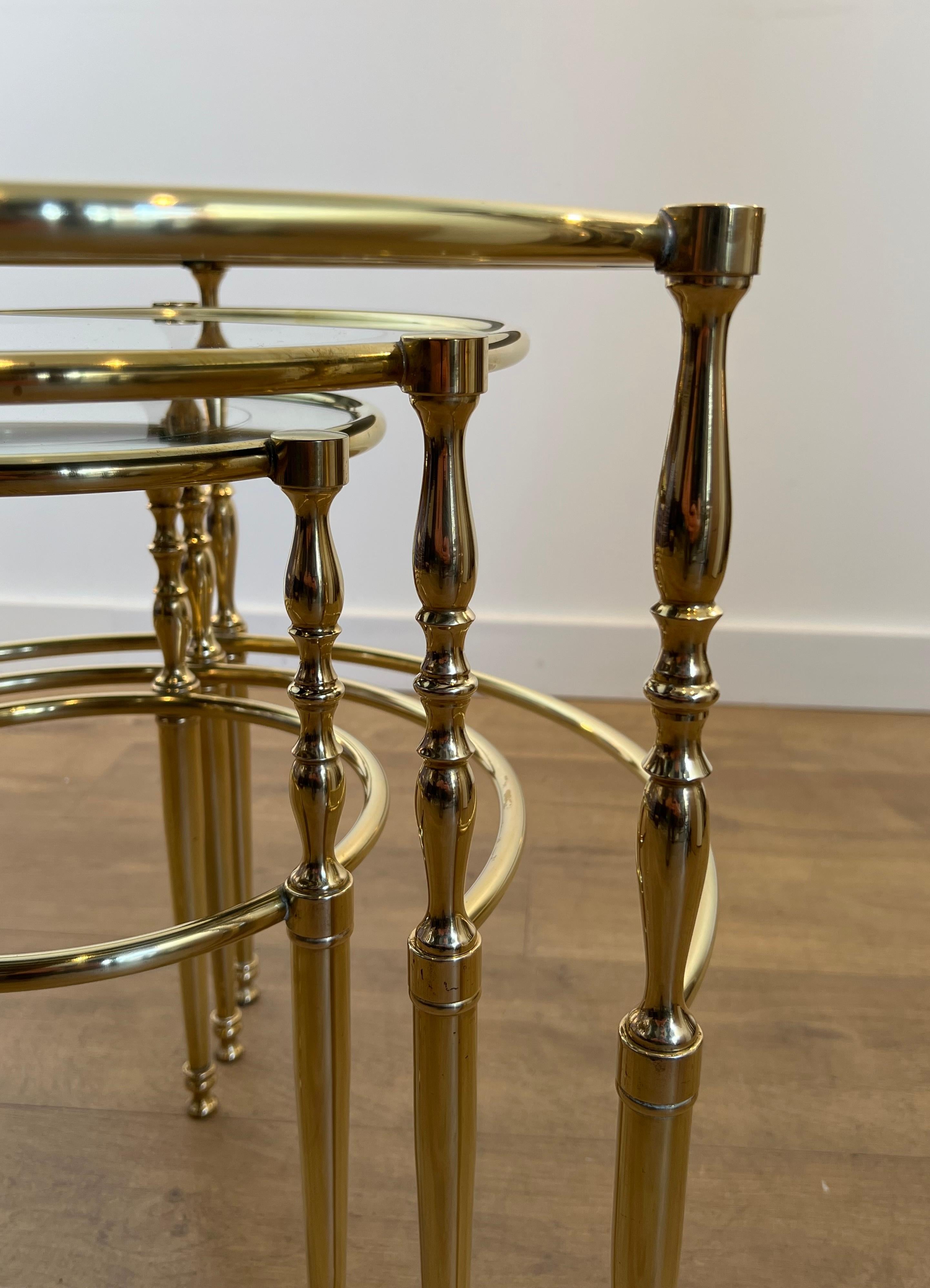Ensemble de 3 tables gigognes rondes en laiton avec plateau en verre entouré de bords argentés en vente 2