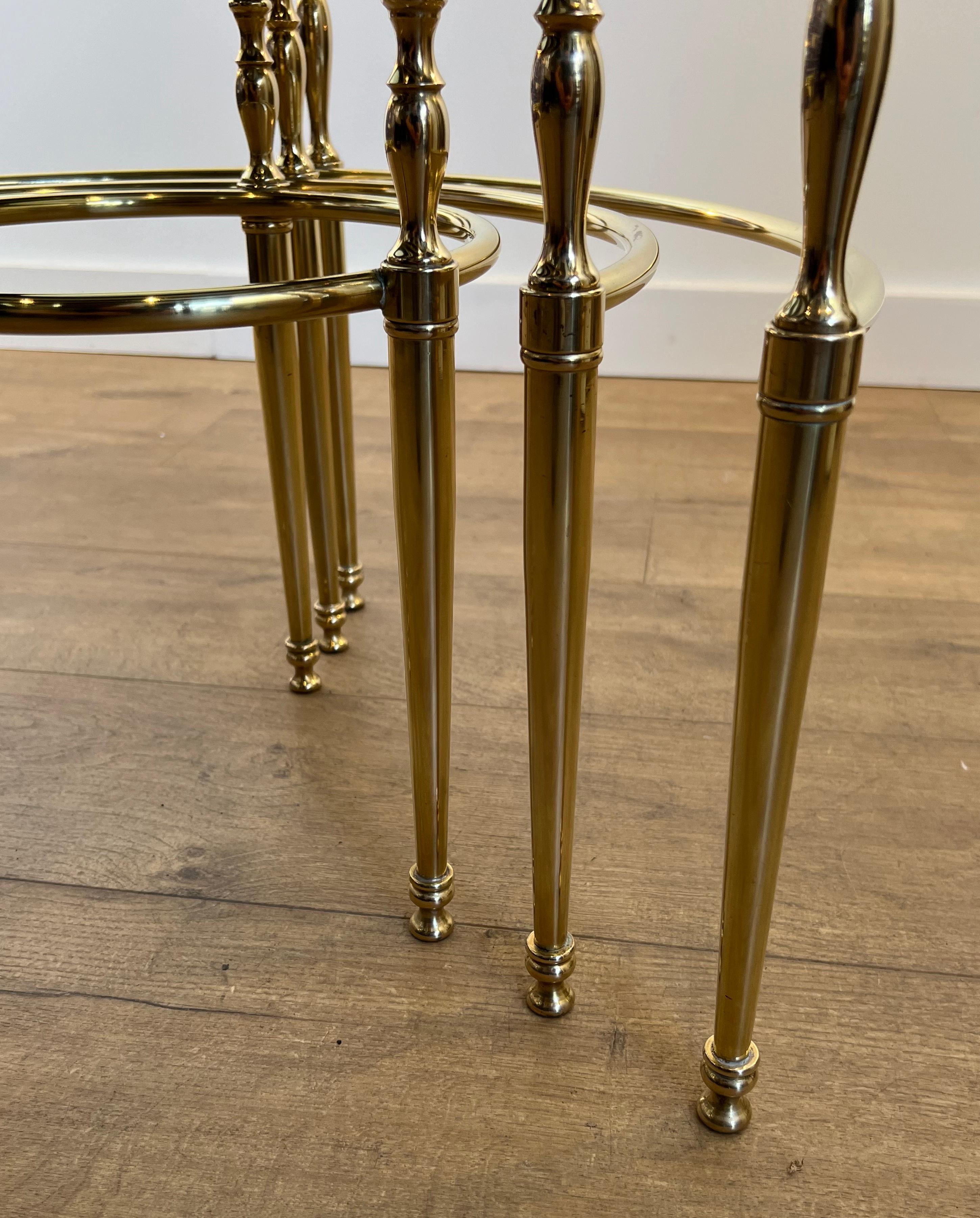 Ensemble de 3 tables gigognes rondes en laiton avec plateau en verre entouré de bords argentés en vente 3
