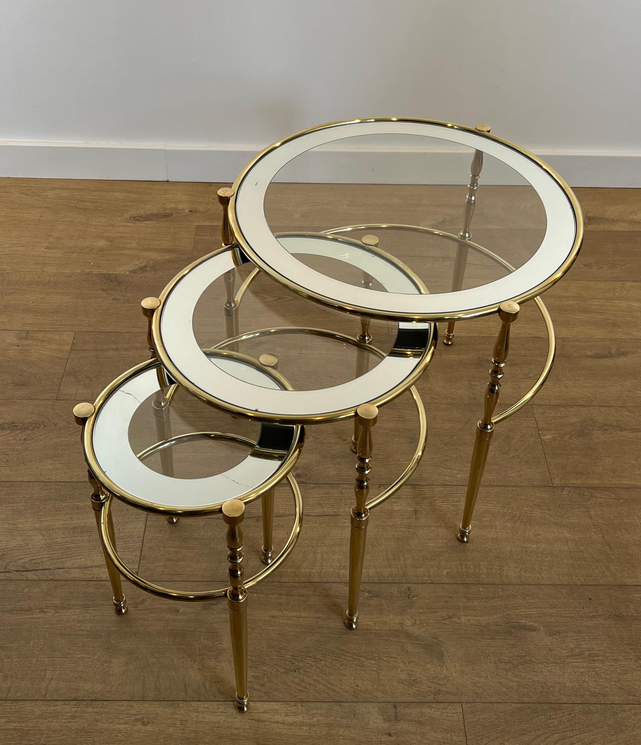 Ensemble de 3 tables gigognes rondes en laiton avec plateau en verre entouré de bords argentés en vente 4
