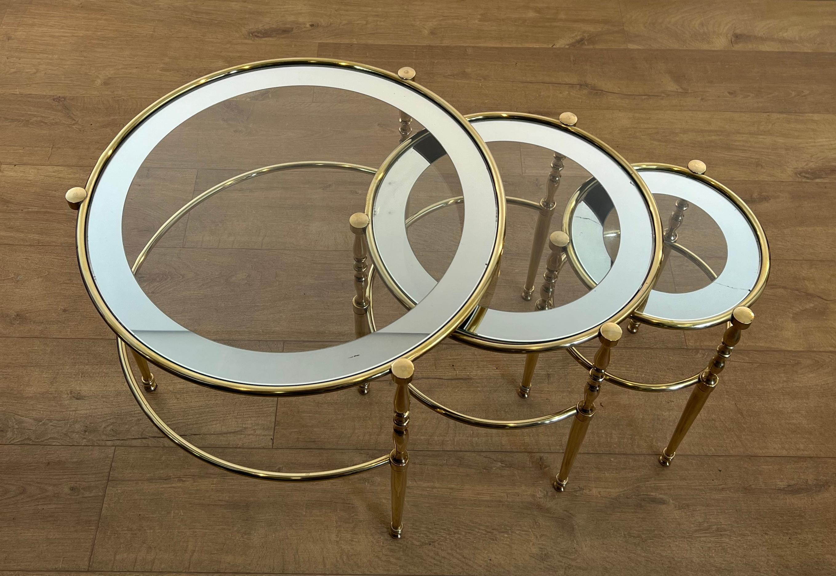 Ensemble de 3 tables gigognes rondes en laiton avec plateau en verre entouré de bords argentés en vente 5