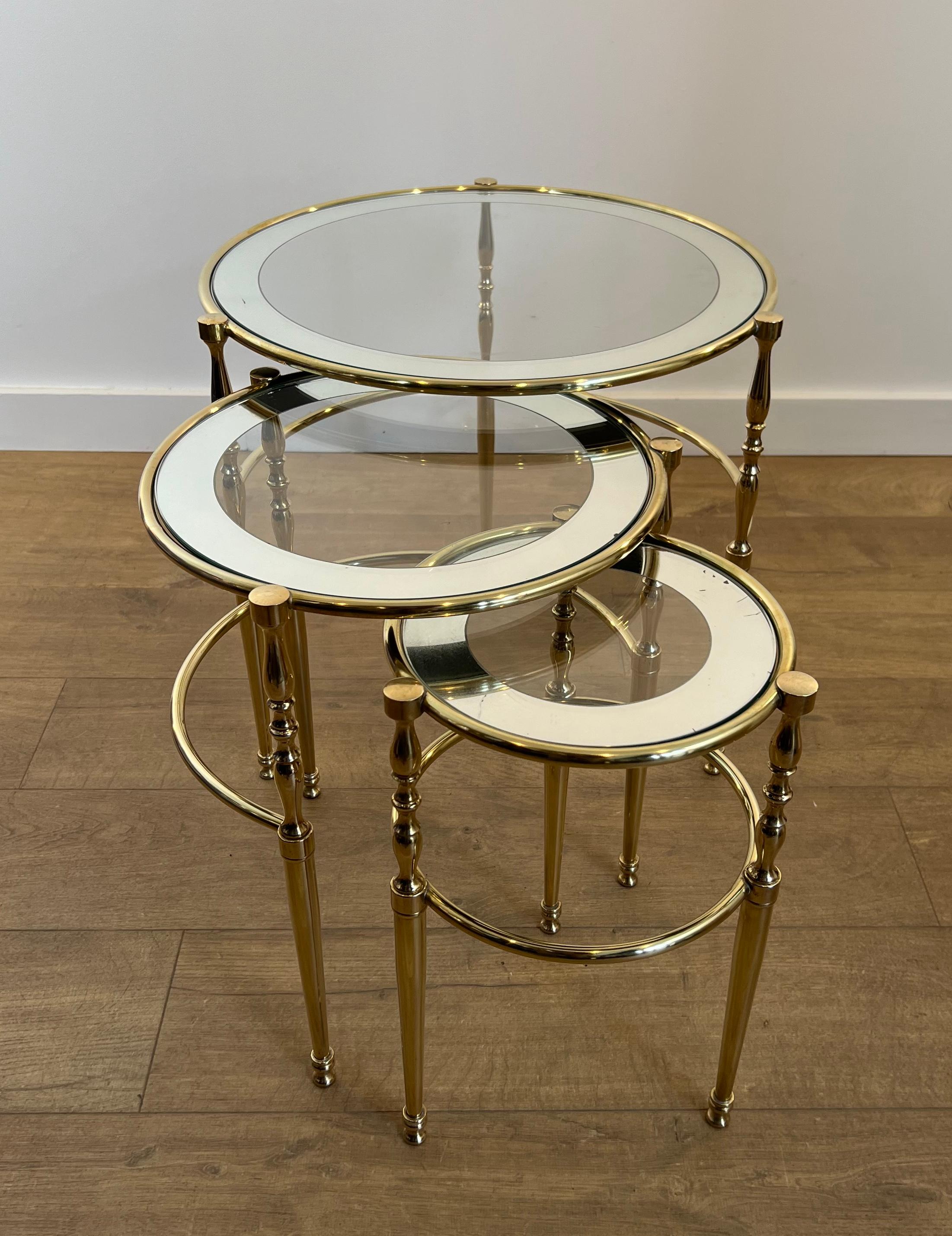 Ensemble de 3 tables gigognes rondes en laiton avec plateau en verre entouré de bords argentés en vente 6