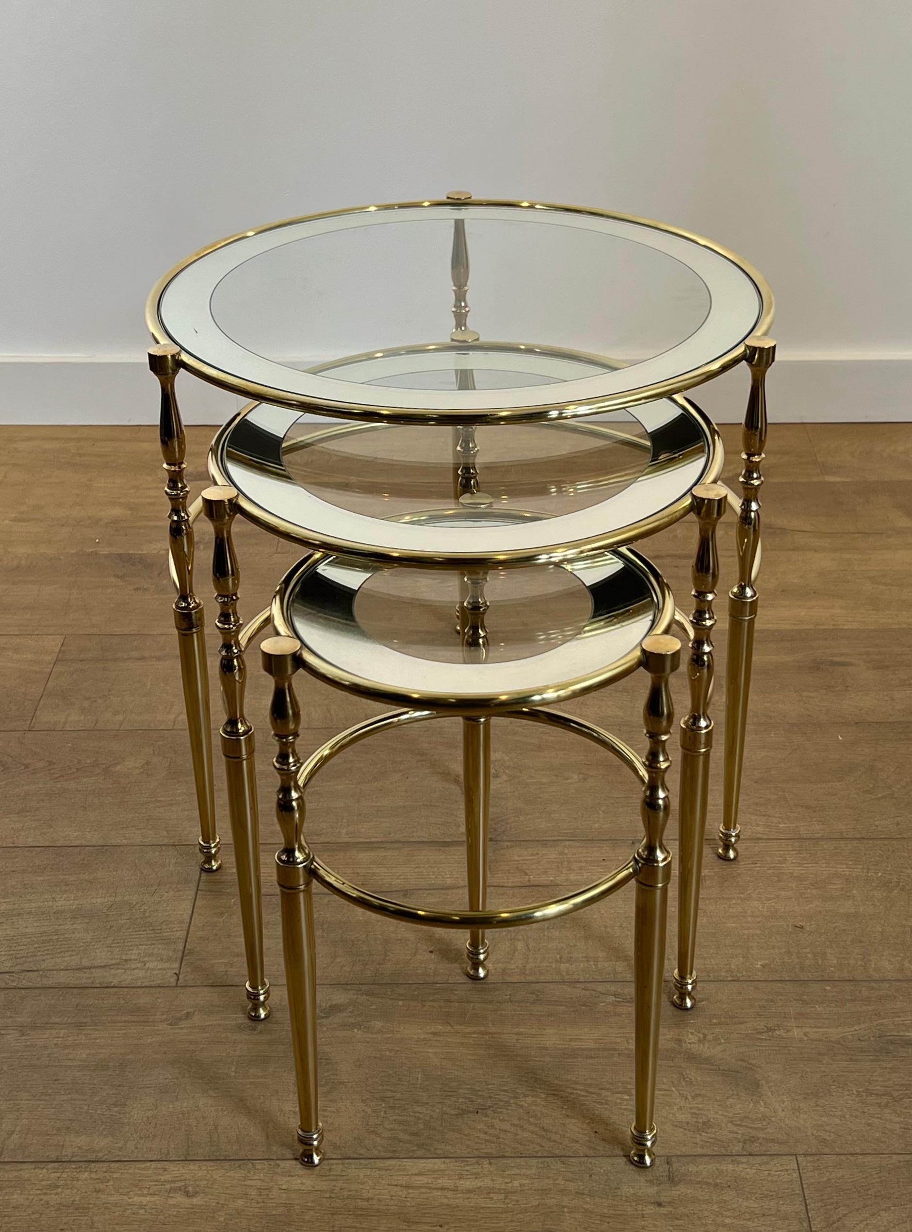 Ensemble de 3 tables gigognes rondes en laiton avec plateau en verre entouré de bords argentés en vente 8
