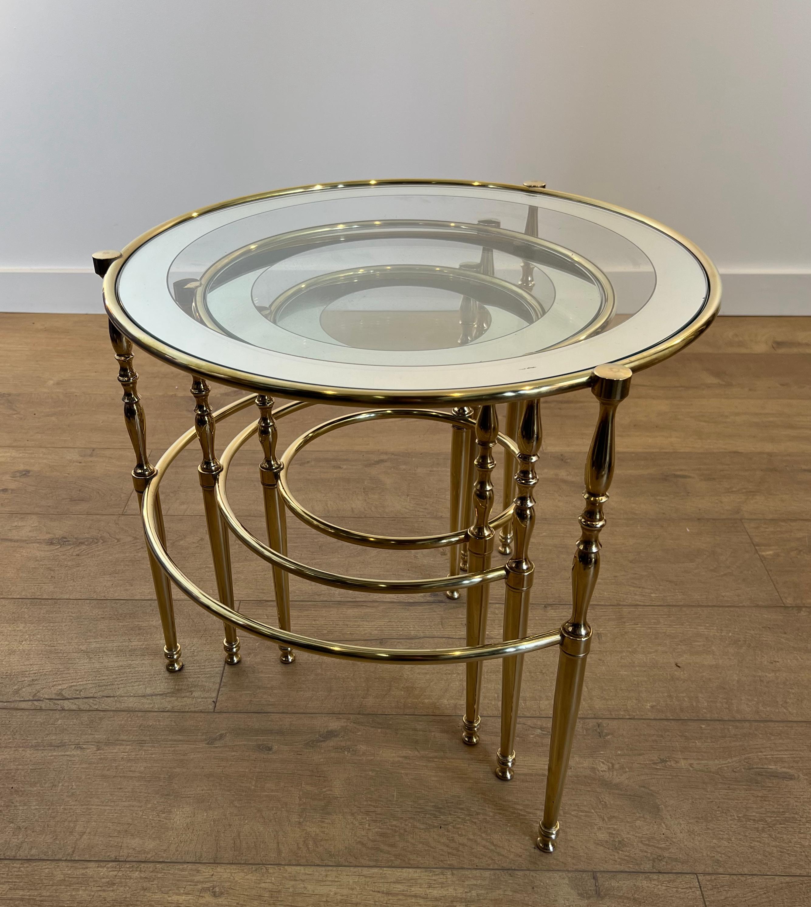 Ensemble de 3 tables gigognes rondes en laiton avec plateau en verre entouré de bords argentés en vente 9