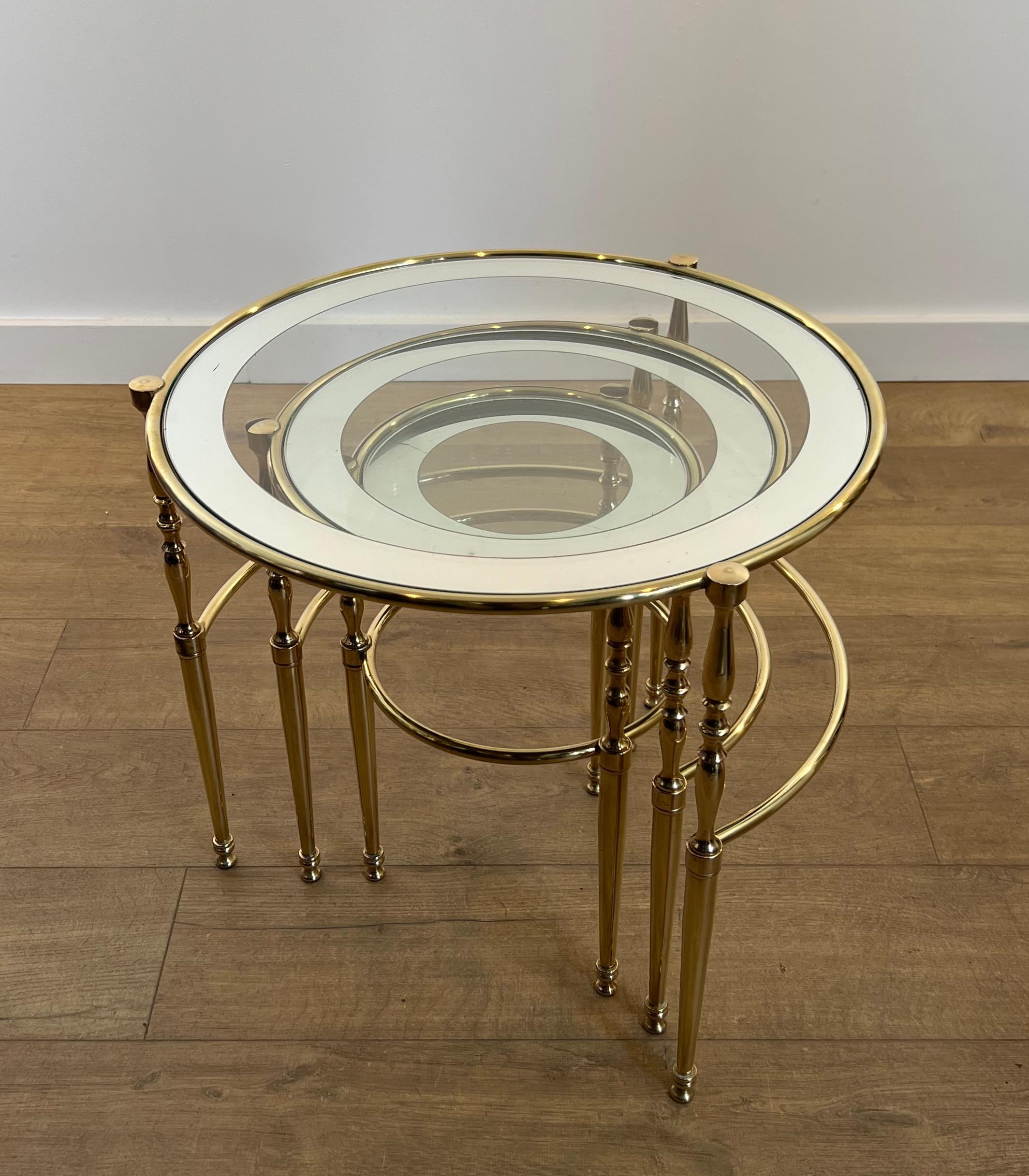 Ensemble de 3 tables gigognes rondes en laiton avec plateau en verre entouré de bords argentés en vente 10