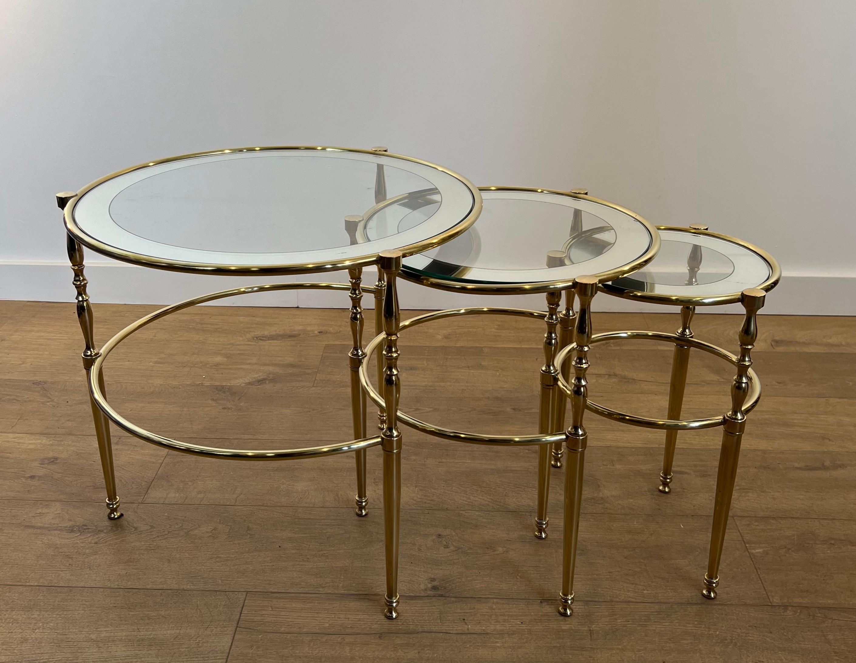 Ensemble de 3 tables gigognes rondes en laiton avec plateau en verre entouré de bords argentés en vente 11