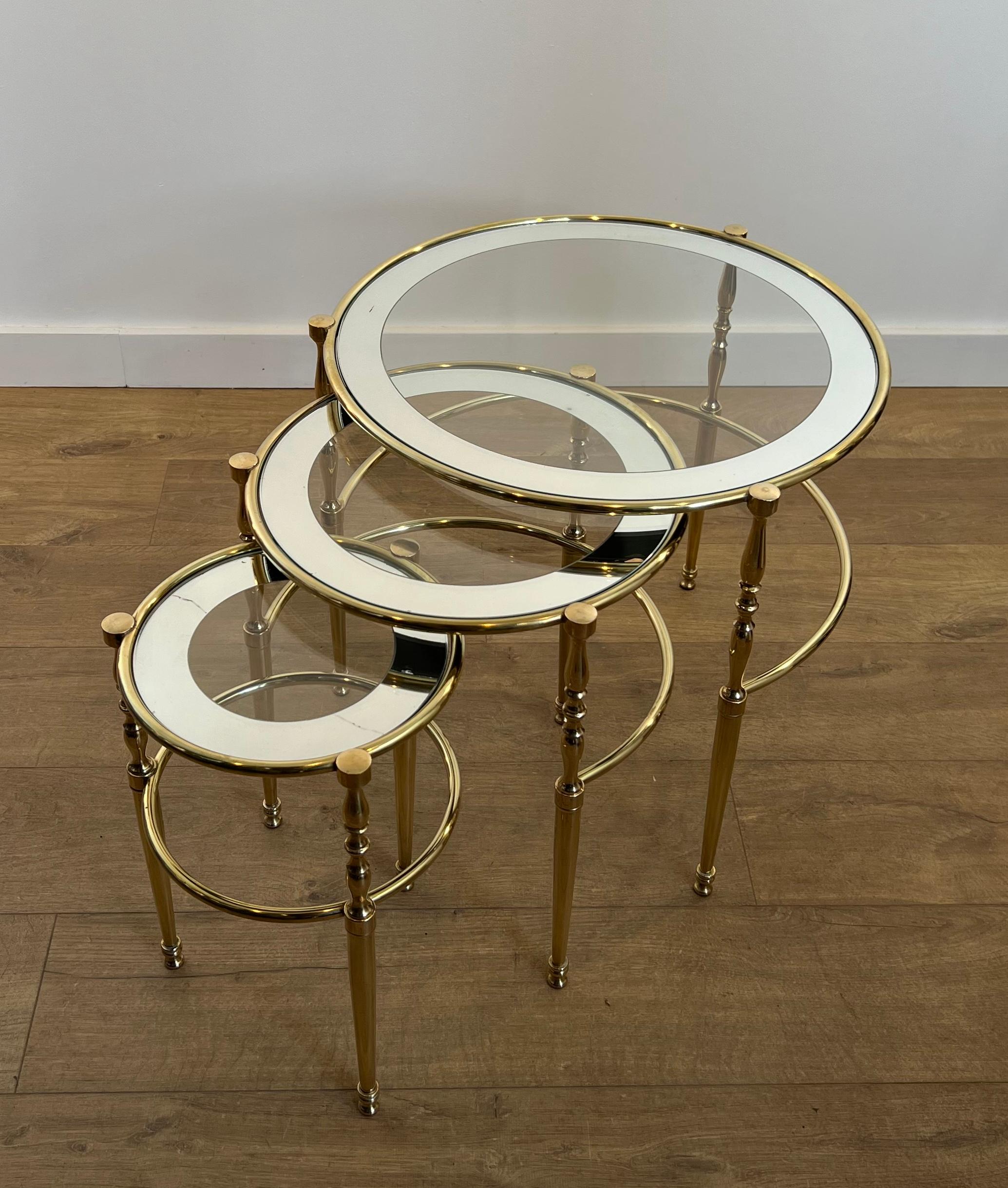 Ensemble de 3 tables gigognes rondes en laiton avec plateau en verre entouré de bords argentés en vente 12