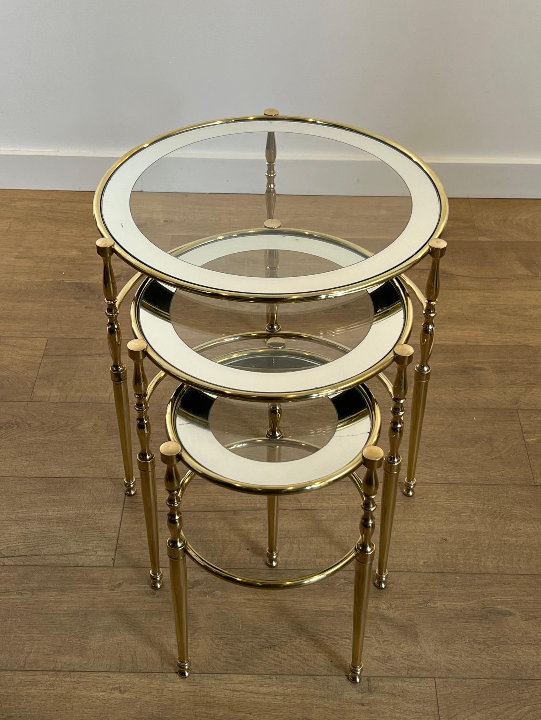 Néoclassique Ensemble de 3 tables gigognes rondes en laiton avec plateau en verre entouré de bords argentés en vente