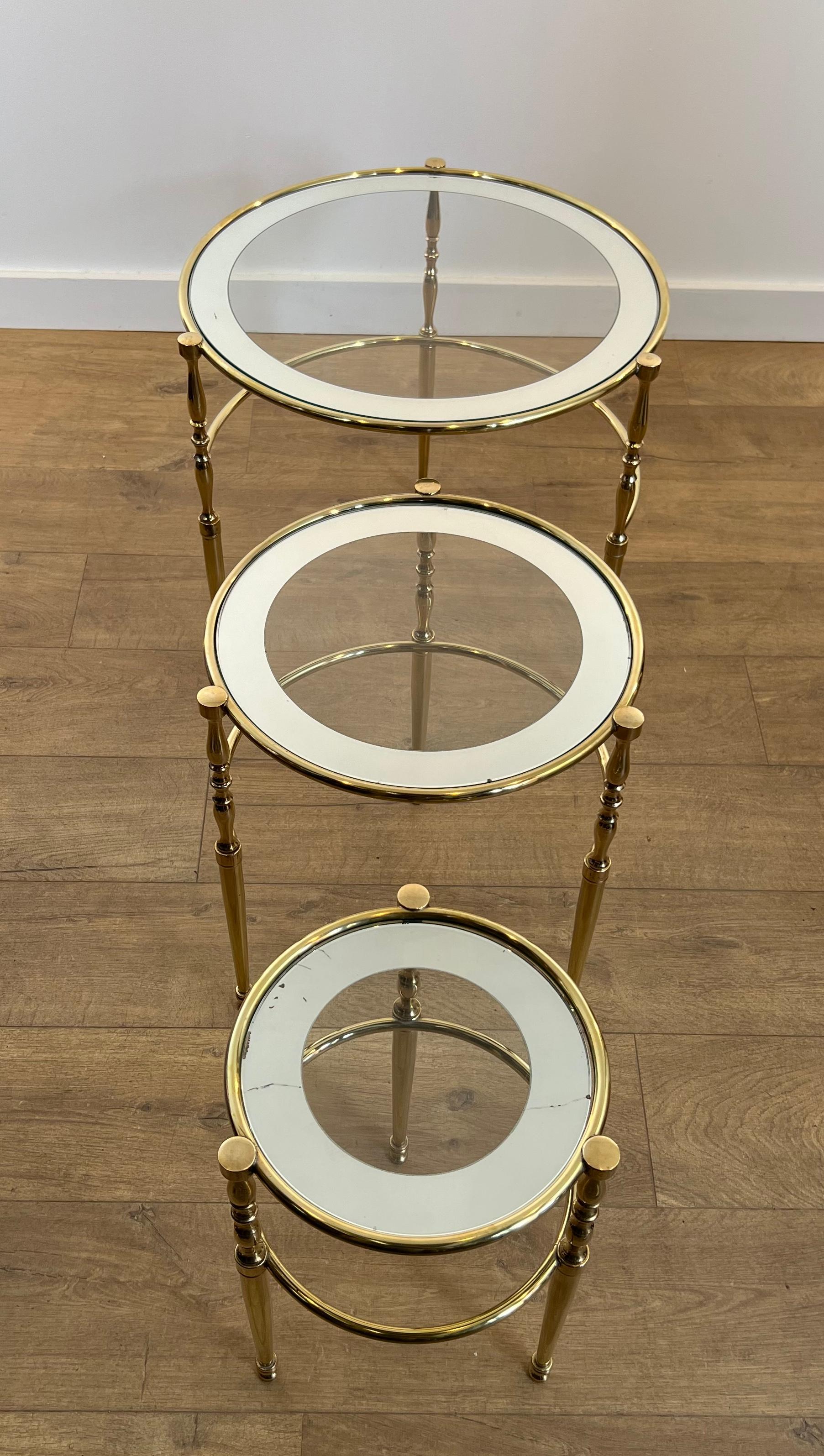 Français Ensemble de 3 tables gigognes rondes en laiton avec plateau en verre entouré de bords argentés en vente