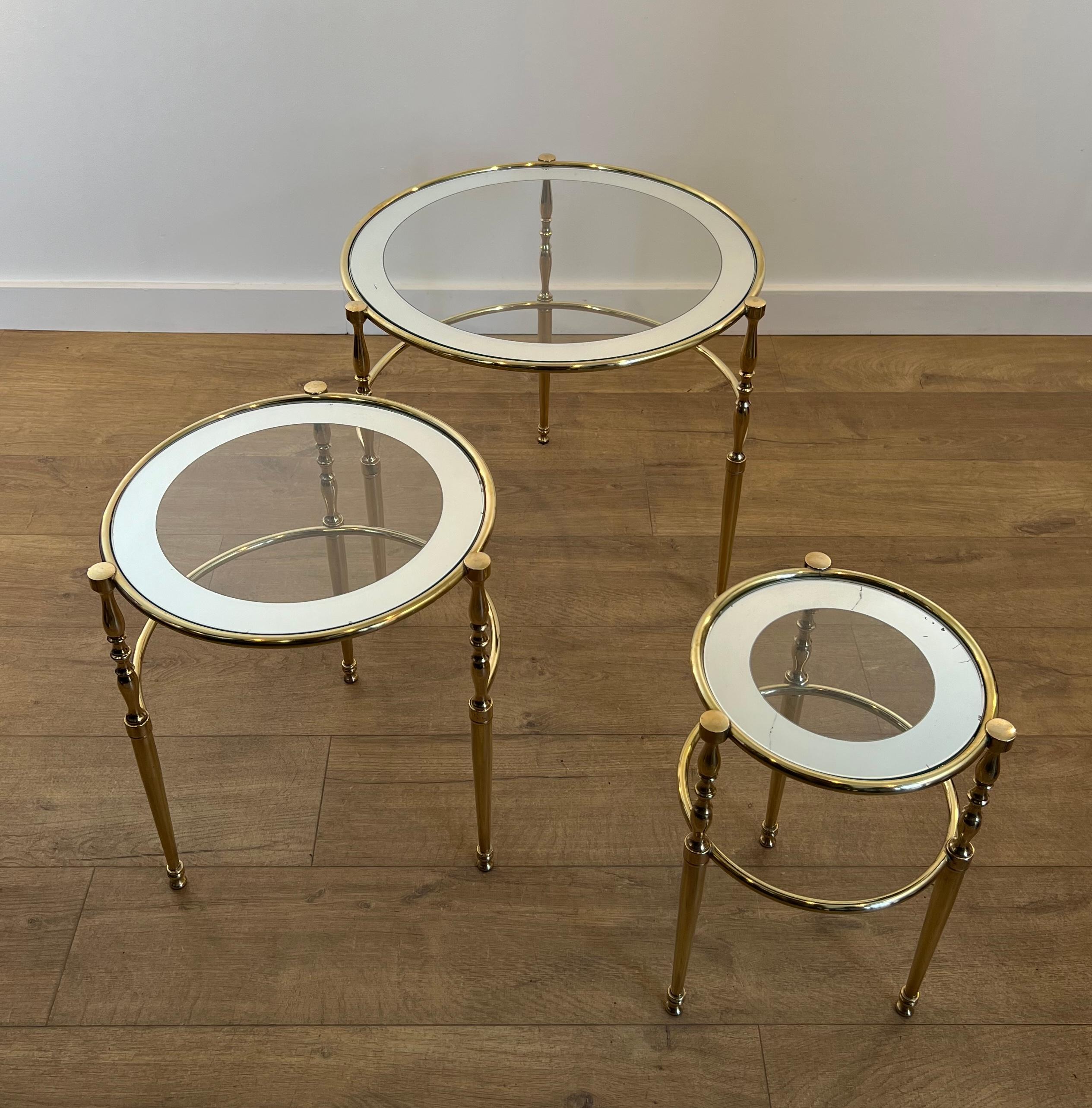 Argenté Ensemble de 3 tables gigognes rondes en laiton avec plateau en verre entouré de bords argentés en vente